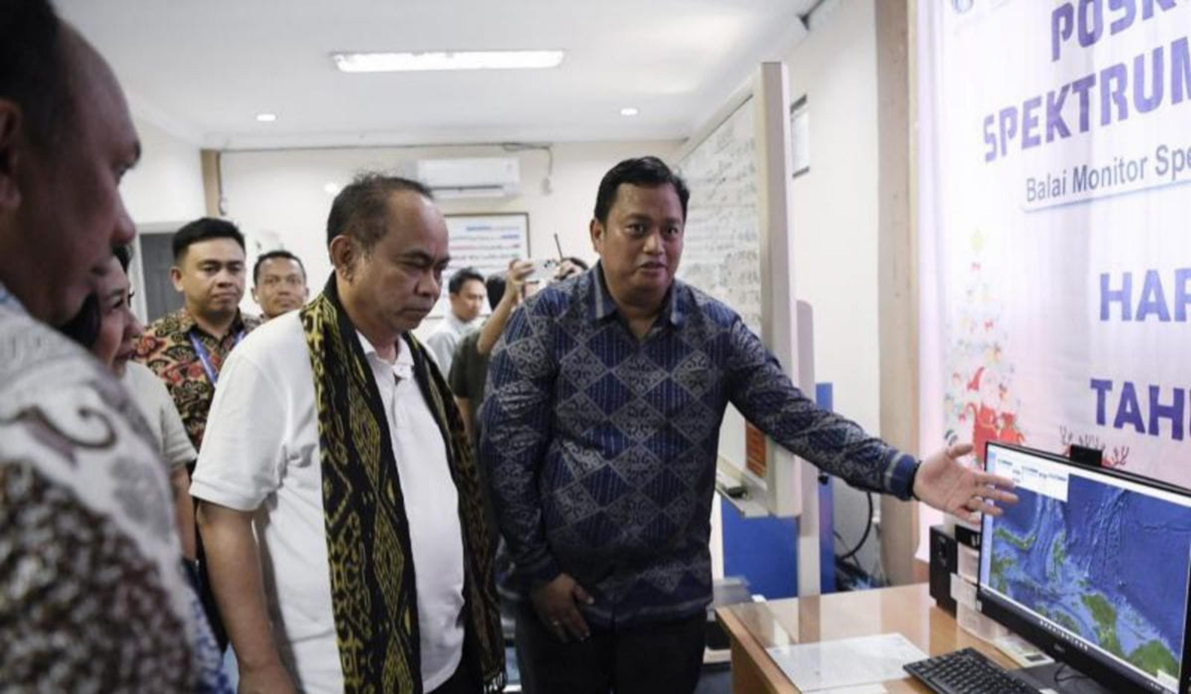 Kunjungi Manado, Menkominfo Tinjau Langsung Balai Monitor Spektrum Frekuensi Radio