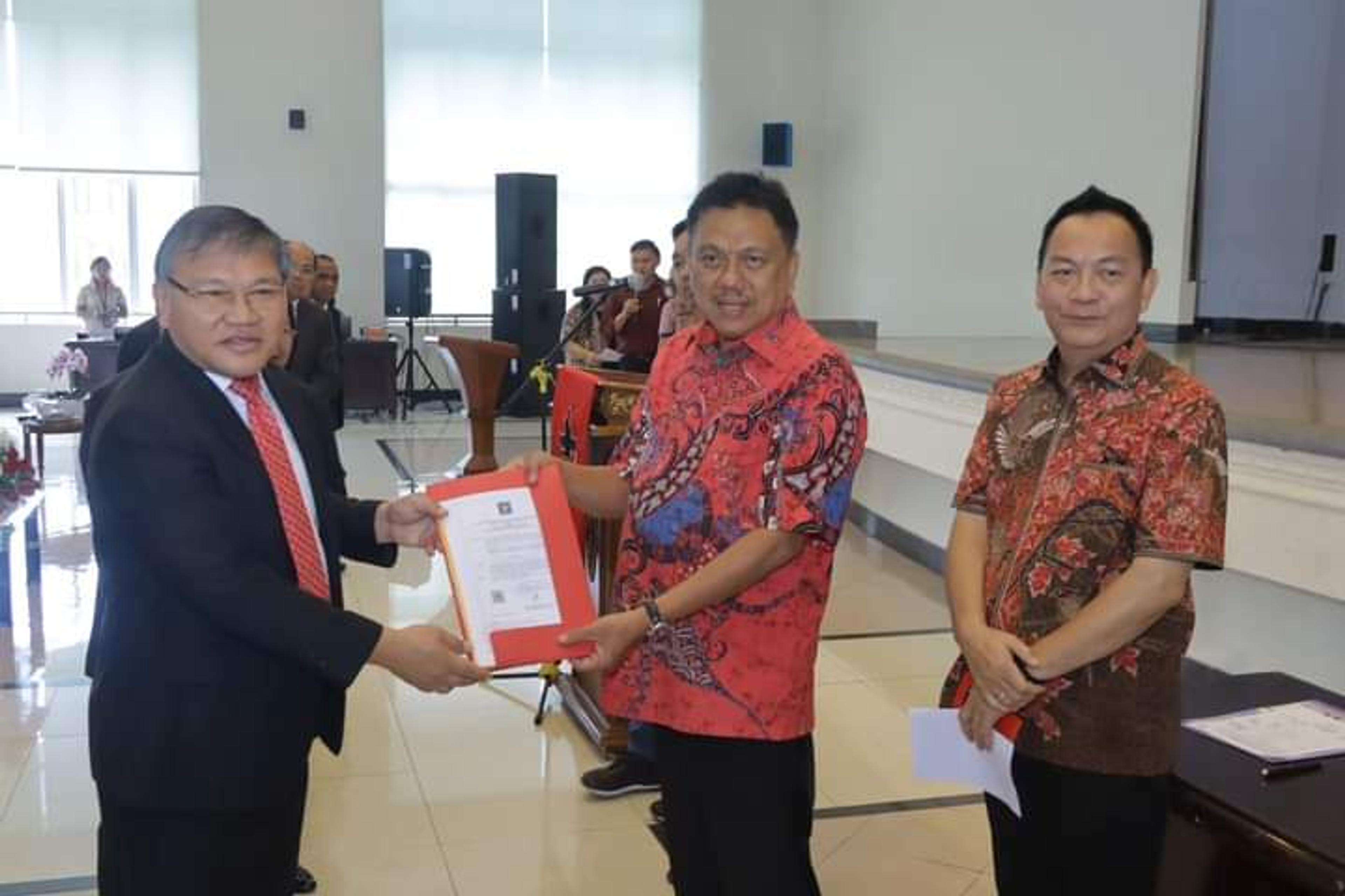 Gubernur OD Lantik Pdt. Hein Arina Sebagai Ketua Pengurus Koperasi KTM Periode 2023-2028