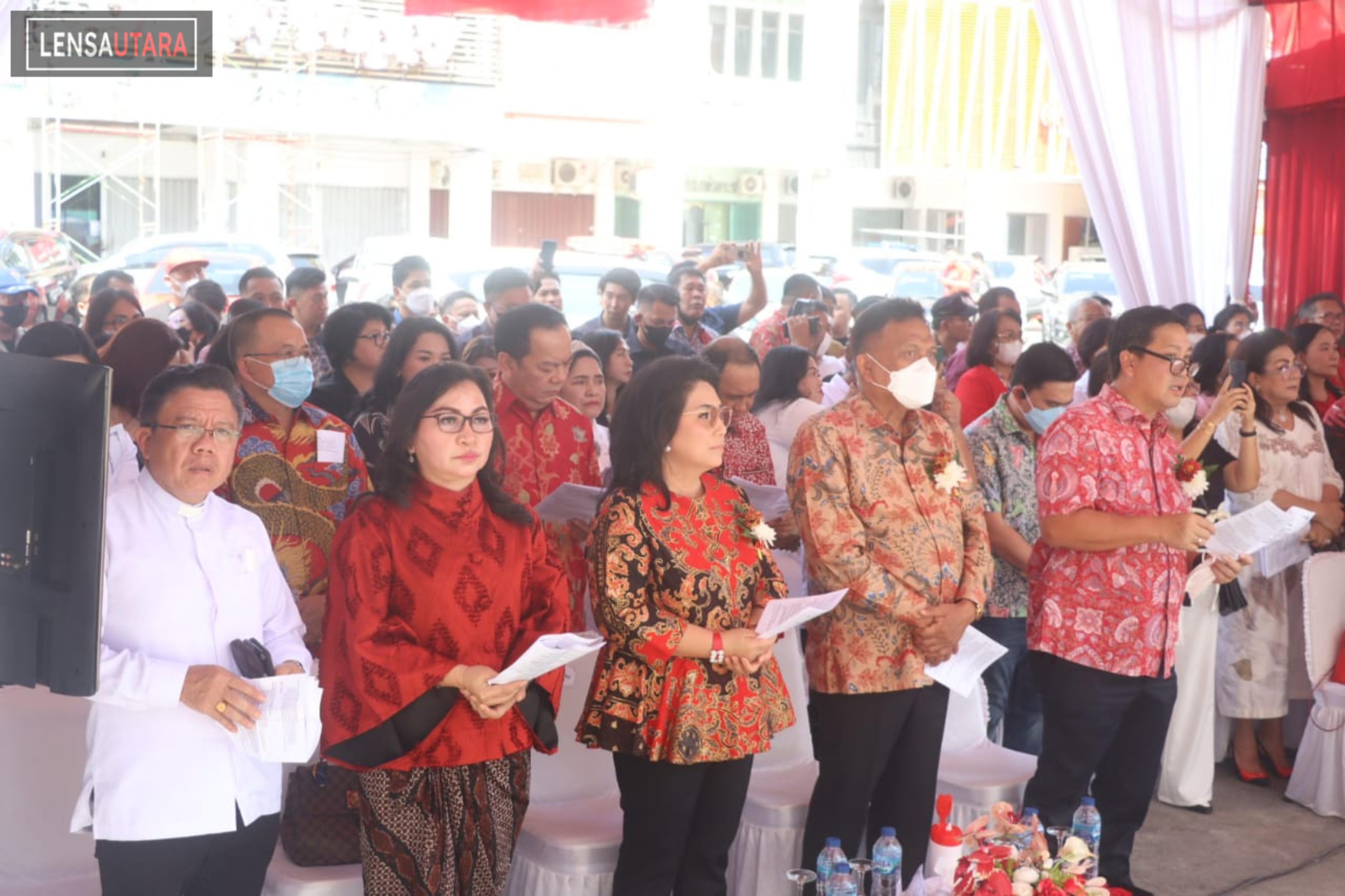 Di Momen Ulang Tahunnya, Gubernur Olly Tahbiskan Gereja dan Pastori GMIM Rut Boulevard