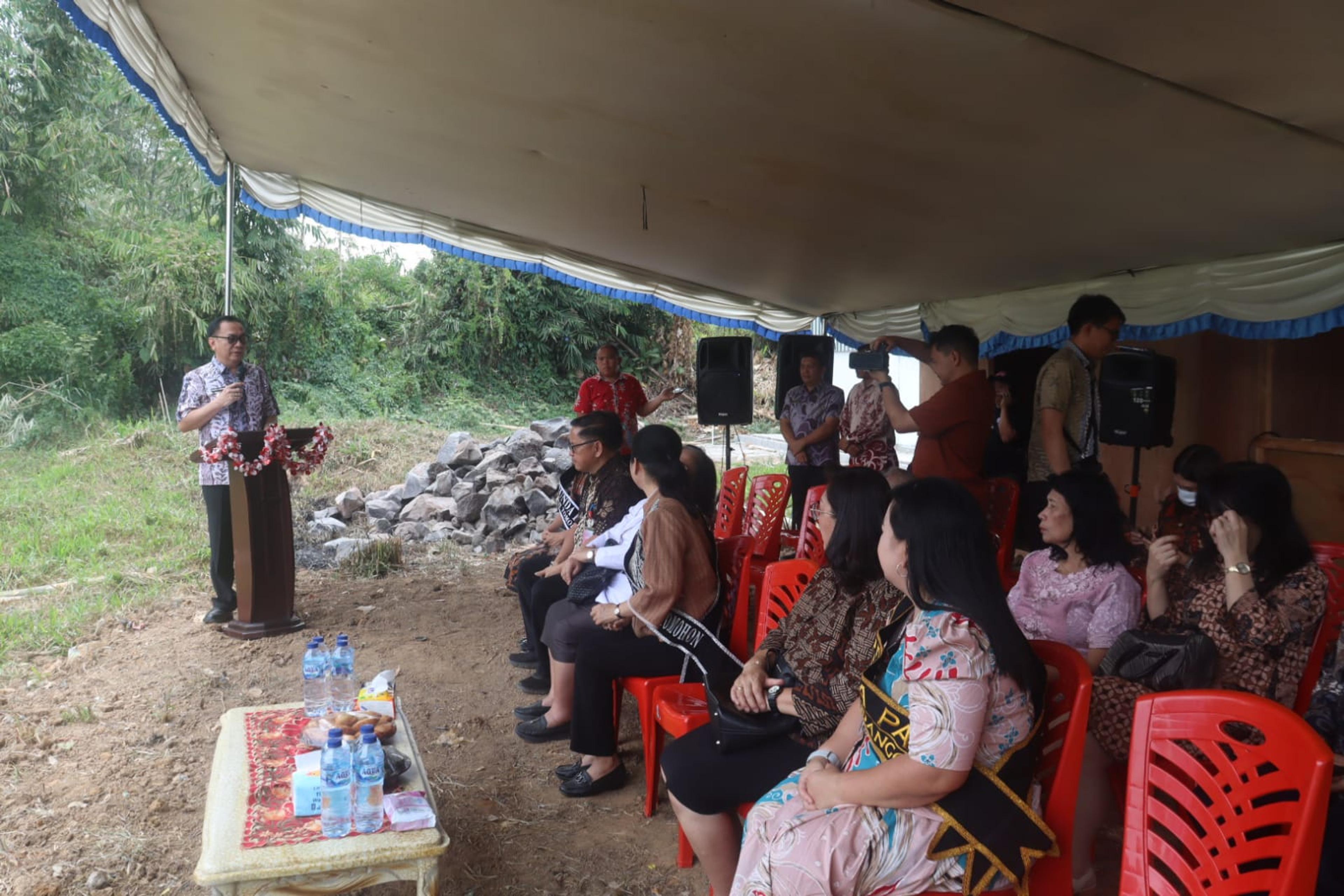  Wali Kota Tomohon Caroll Senduk, bersama Ketua TP-PKK drg. Jeand’arc Senduk-Karundeng menghadiri sekaligus mengikuti Ibadah Peletakan Batu Pertama pembangunan Unit Sekolah Baru Taman Kanak-Kanak (TK) Negeri Tondangow. (Ist)