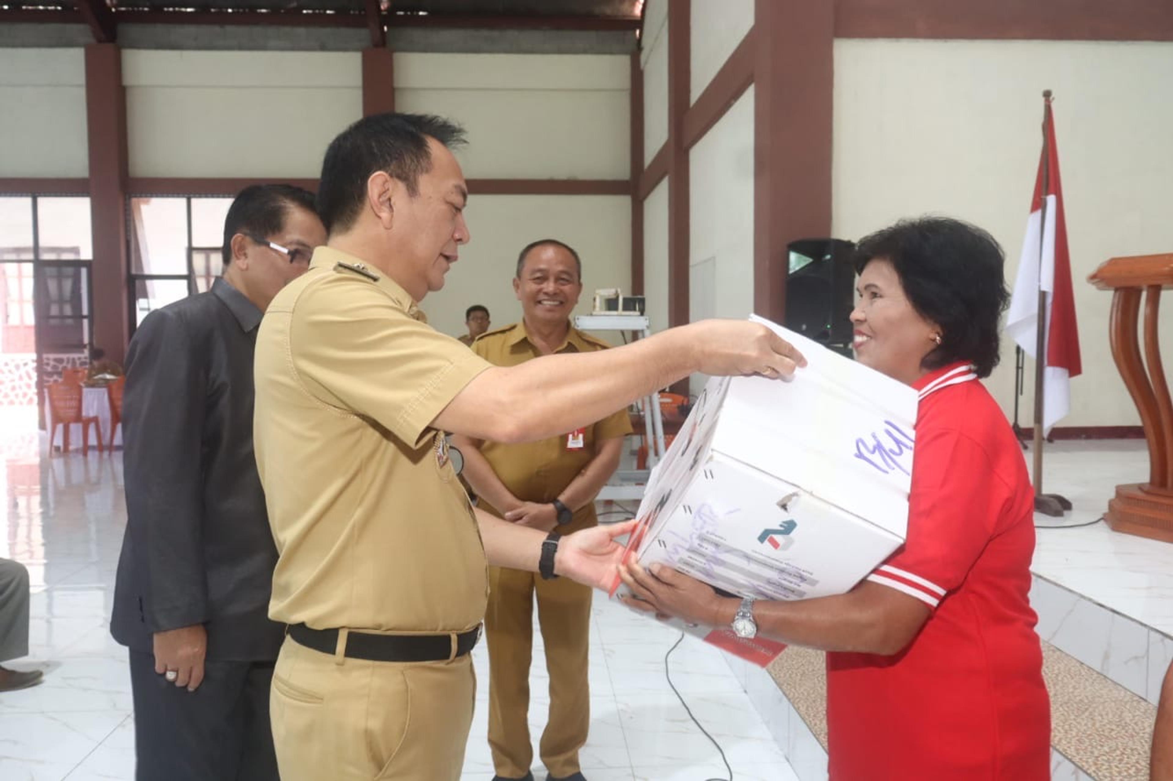 Bukti Peduli Pertanian, Walikota Caroll Serahkan Bantuan Kepada Empat Koptan