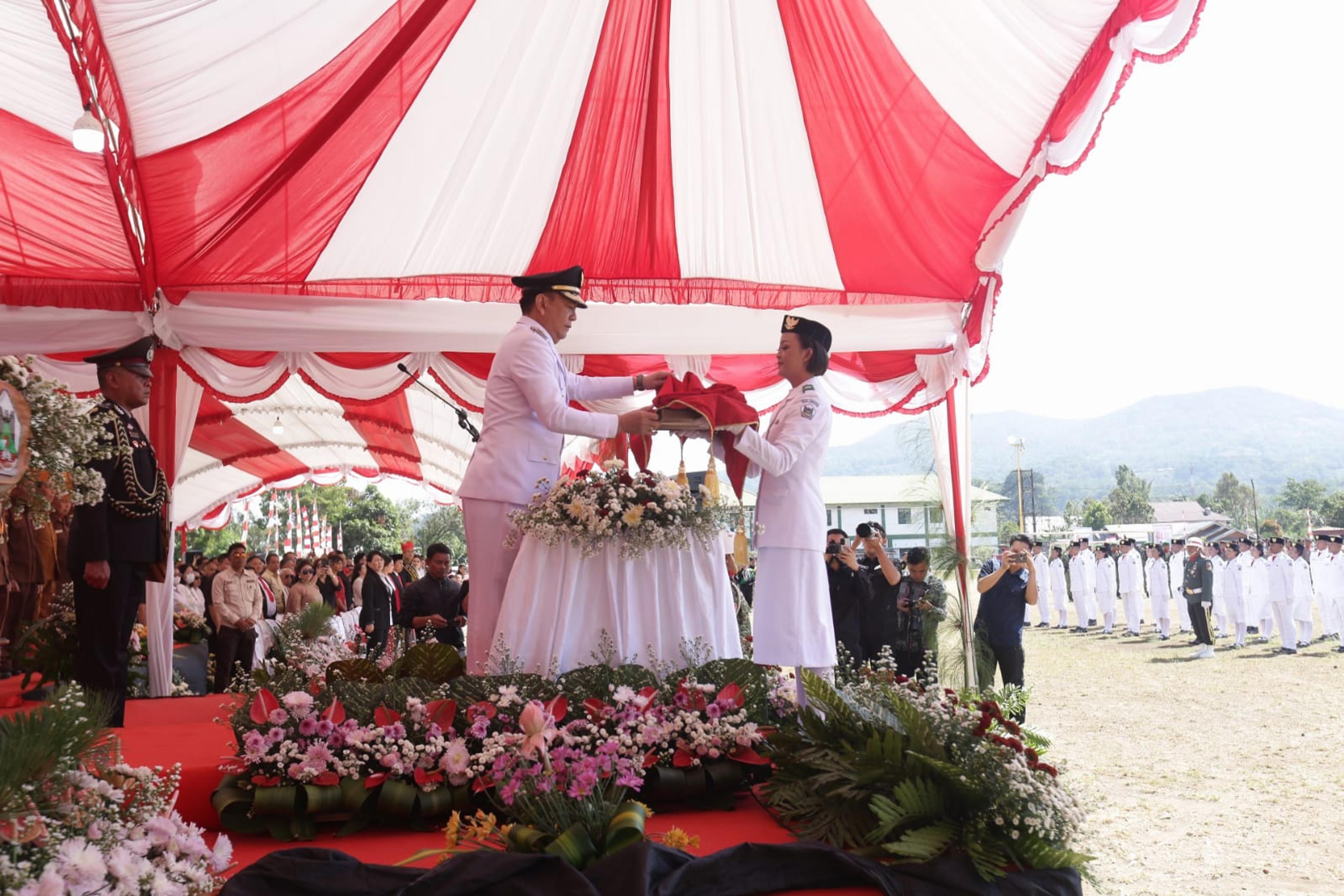 Upacara Pengibaran Bendera Merah Putih dalam rangka memperingati Hari Ulang Tahun ke-81 Kemerdekaan Republik Indonesia dilaksanakan Pemerintah Kota Tomohon di Stadion Babe Palar. (Ist)