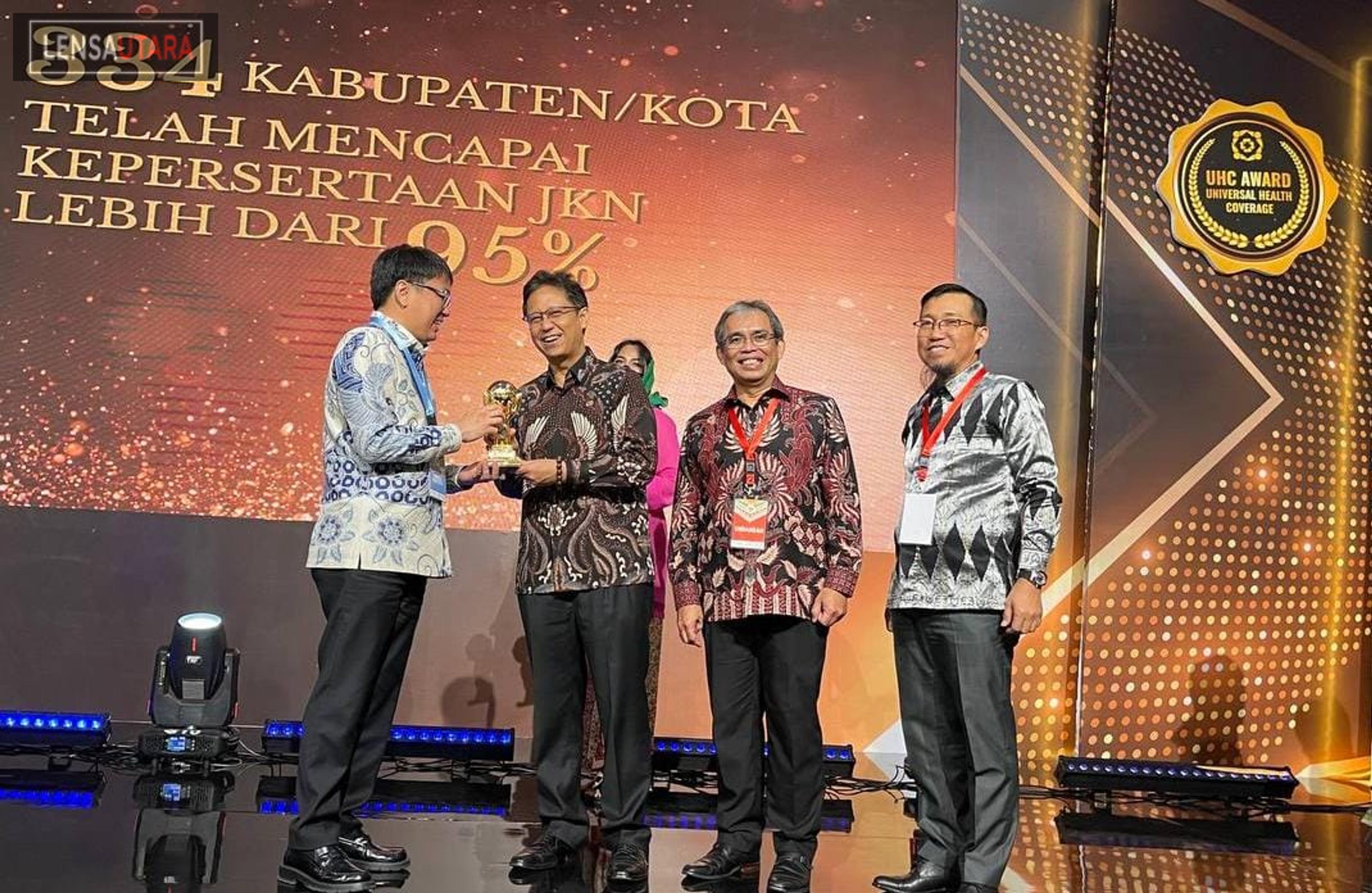 Capai Kepesertaan JKN, Walikota Manado Terima Penghargaan Pusat