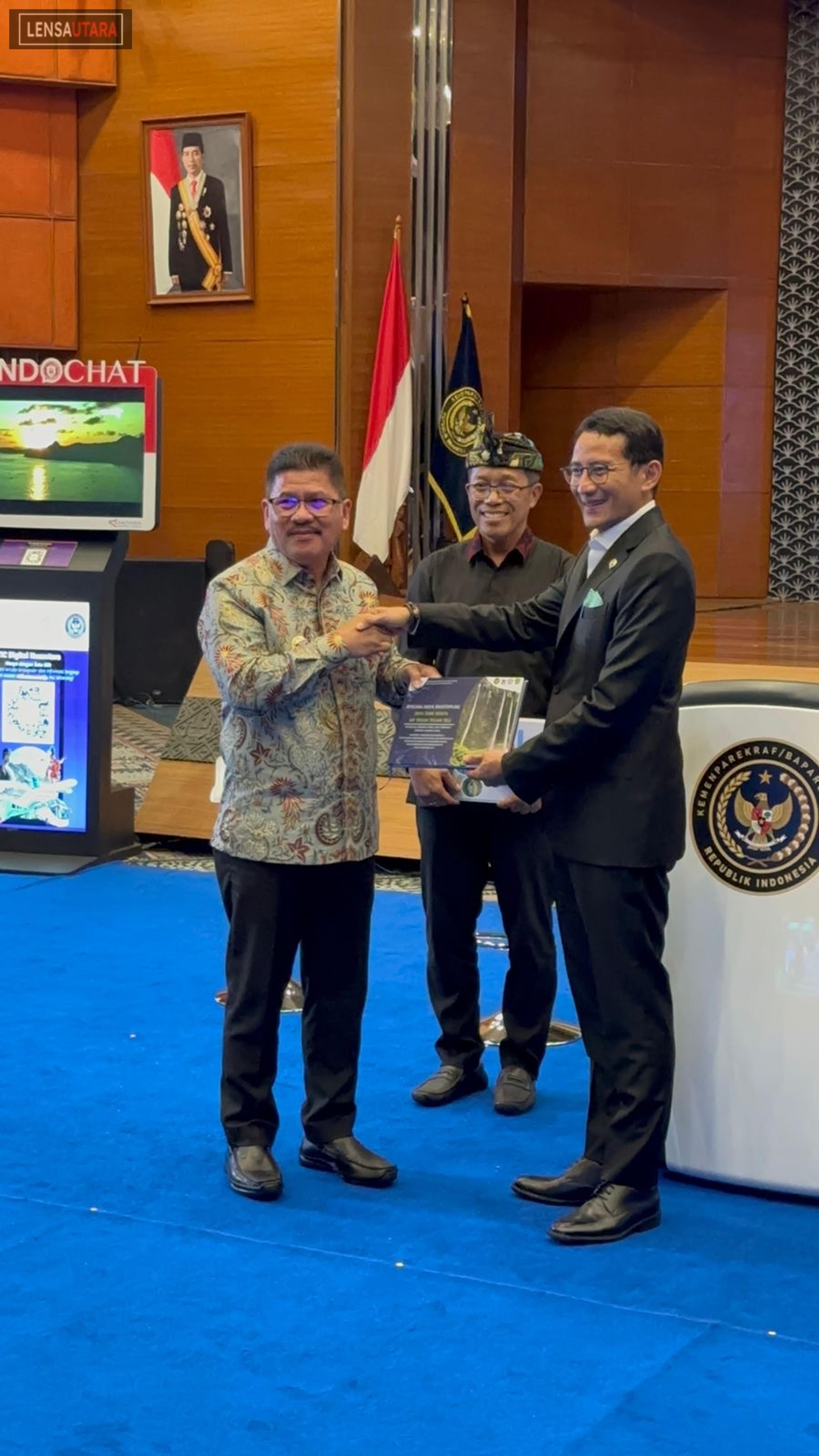 Sandiaga Uno Serahkan Masterplan Pengembangan DTW Air Terjun Tekaan Telu