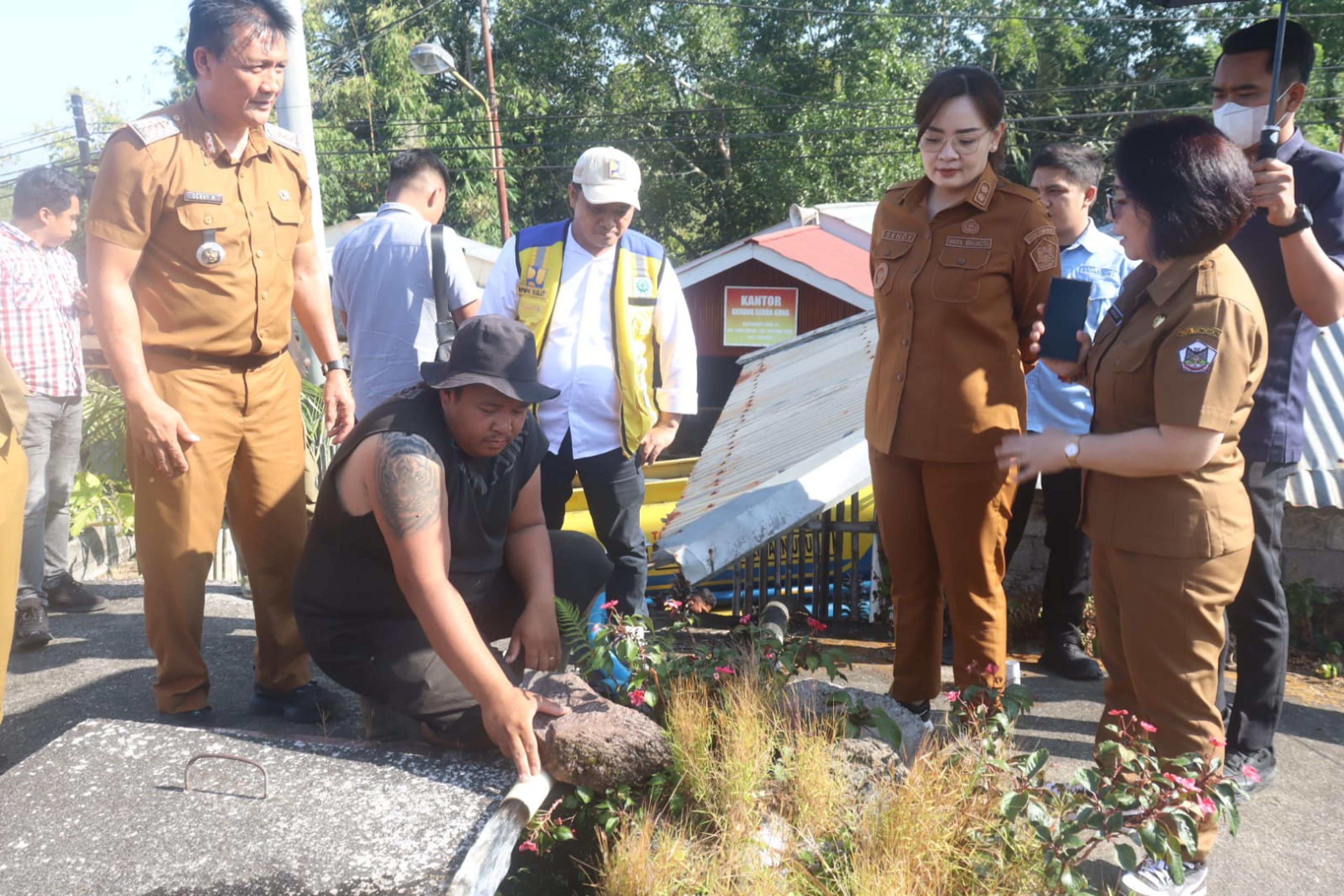 Wakil Wali Kota Tomohon, Sendy Rumajar, meninjau langsung proses penyaluran air bersih bagi masyarakat di sejumlah kelurahan yang terdampak kekurangan debit air. (Ist)