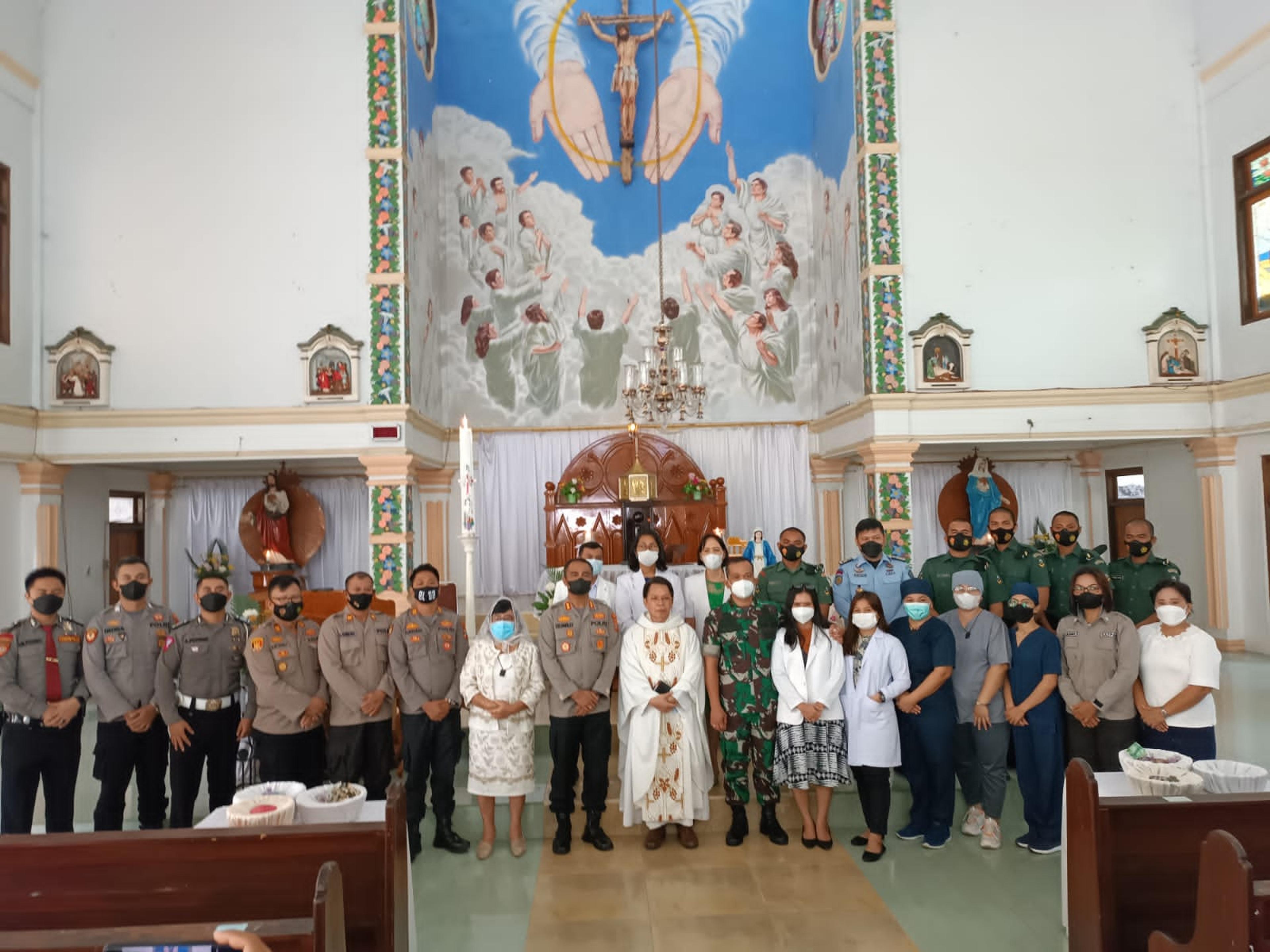 Berseragam Dinas TNI, Polri, Dokter, Nakes, Sipir dan Satpam Misa di Gereja