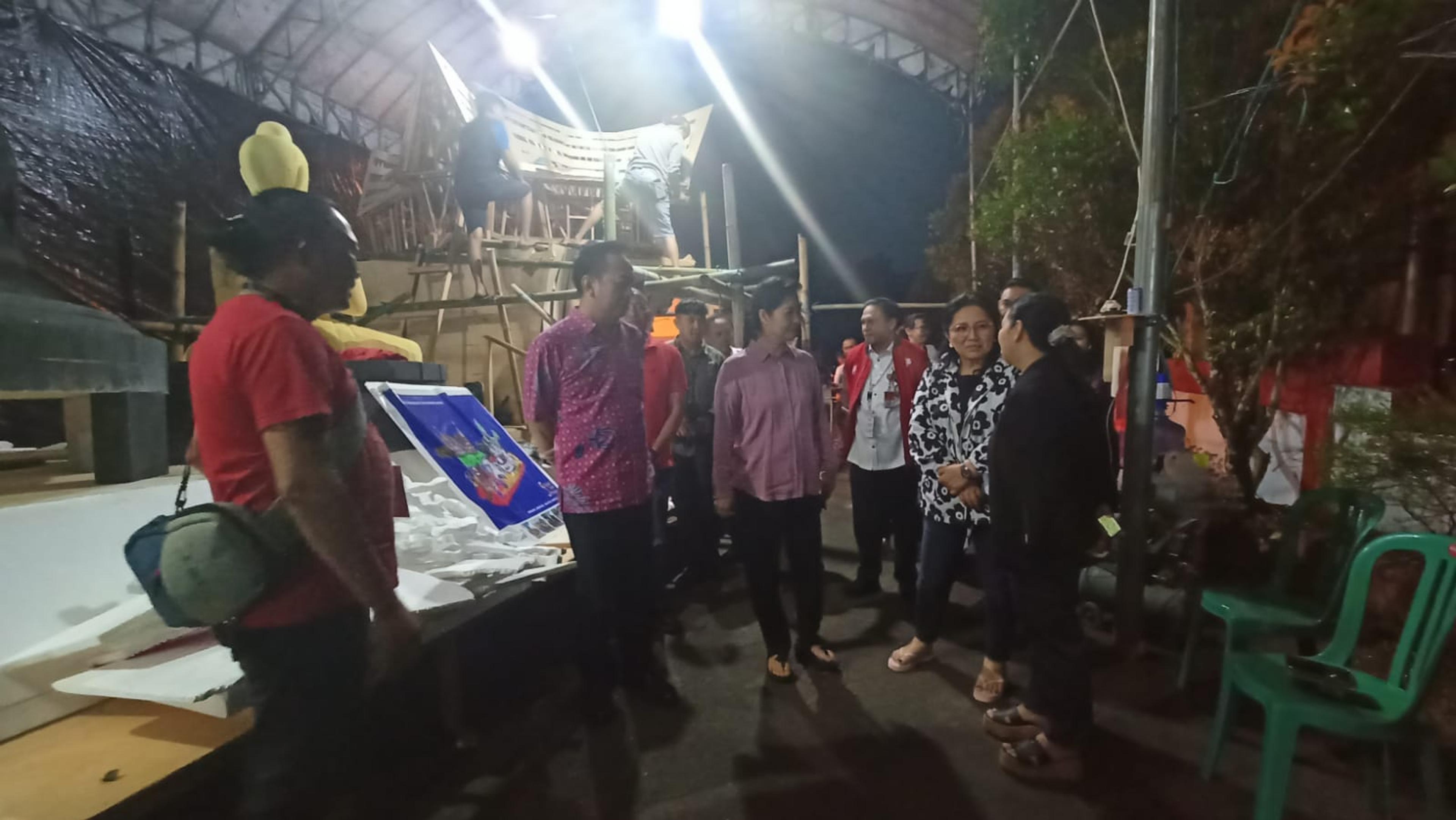 Ketua Umum TIFF 2023 Rita Tamuntuan Tinjau Kesiapan Kendaraan Hias