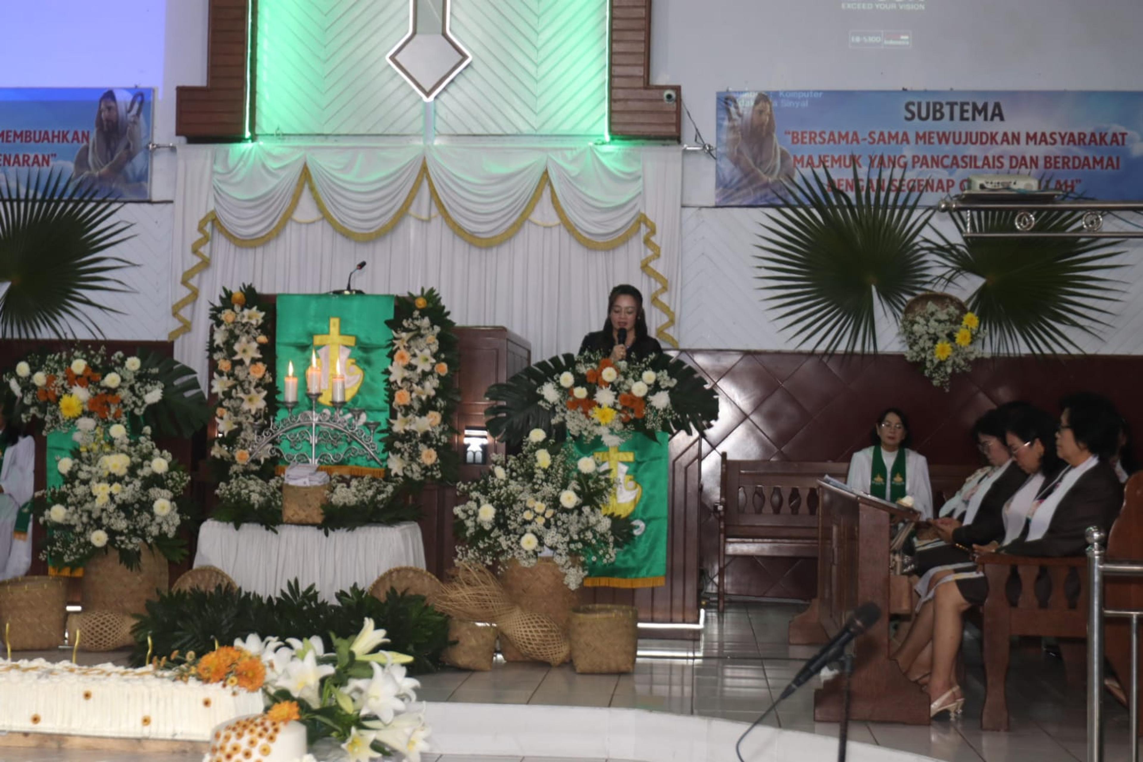 Wakil Wali Kota Tomohon, Sendy Rumajar menghadiri Ibadah Syukur Hari Ulang Tahun ke-80 Jemaat GMIM Bait-Lahim Talete Satu Wilayah Tomohon Sentrum. (Ist)