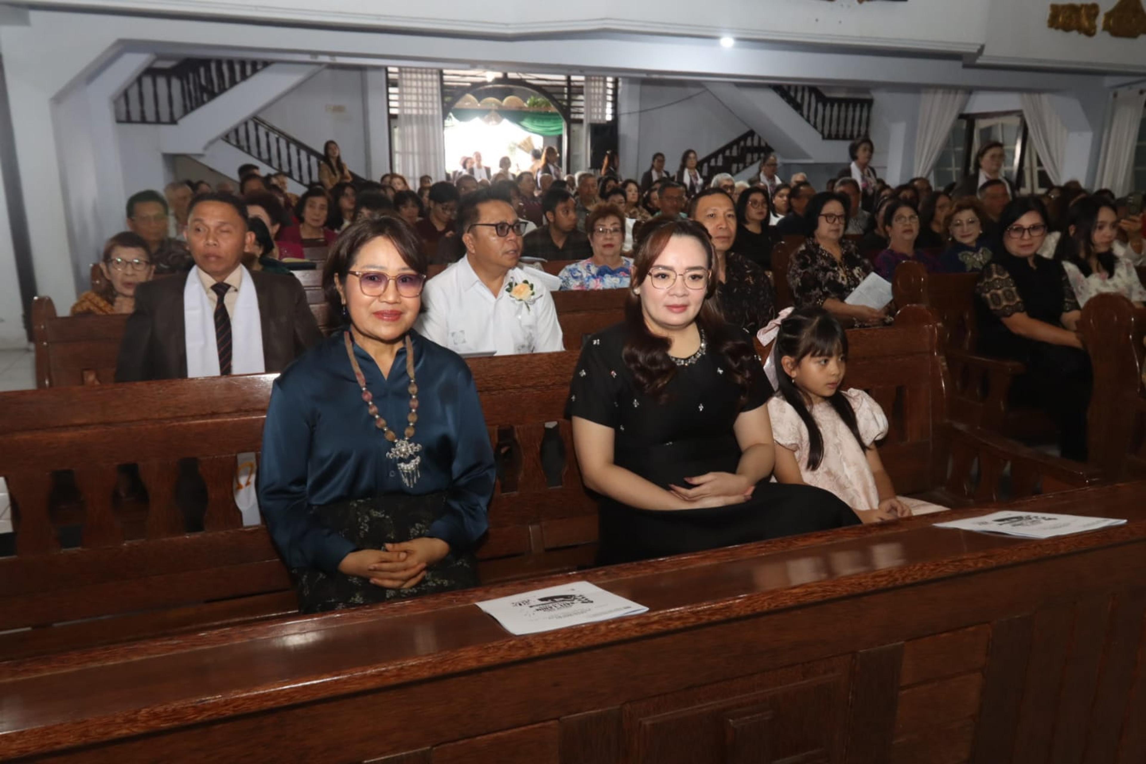 Wakil Wali Kota Tomohon, Sendy Rumajar menghadiri Ibadah Syukur Hari Ulang Tahun ke-80 Jemaat GMIM Bait-Lahim Talete Satu Wilayah Tomohon Sentrum. (Ist)