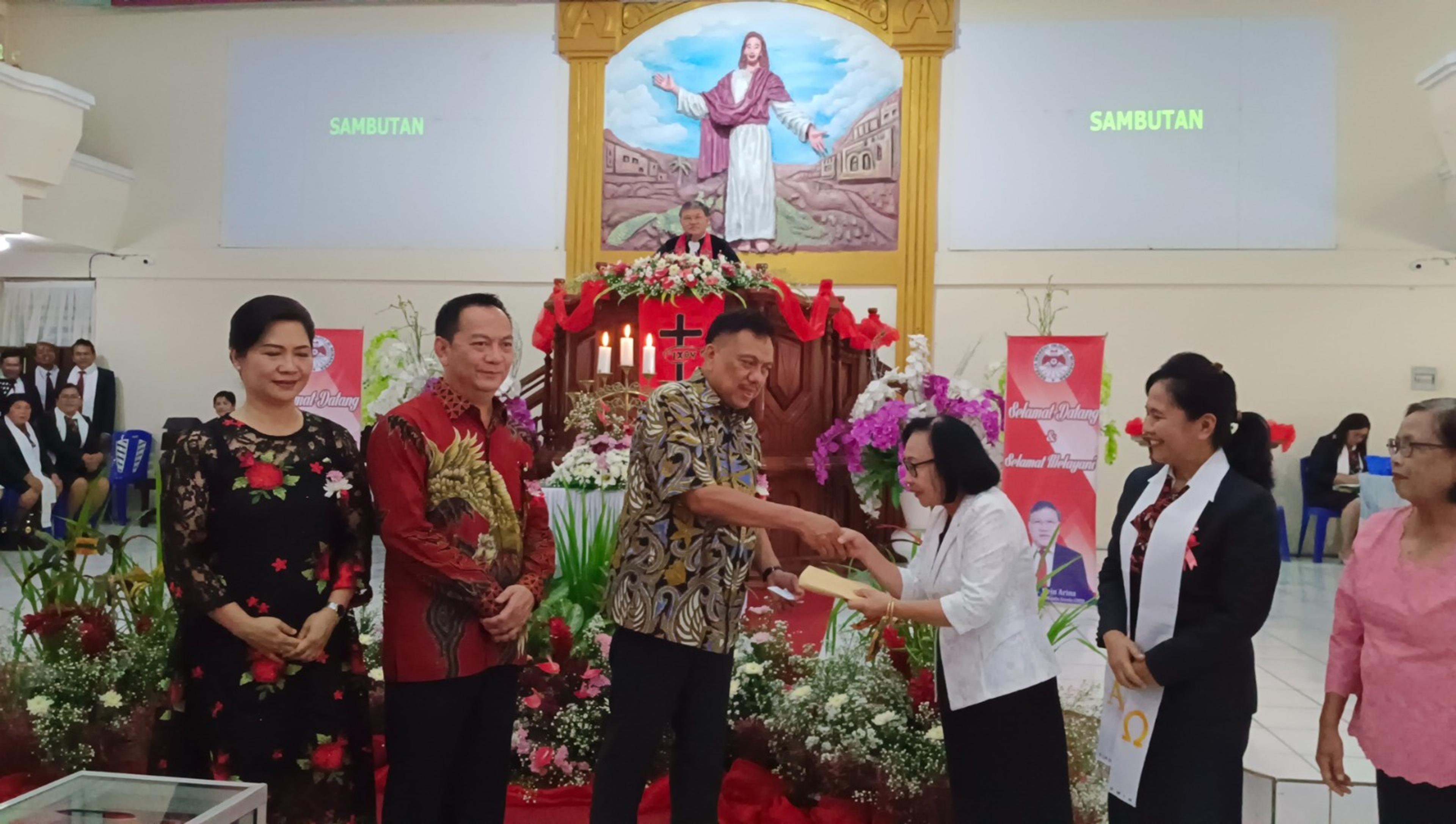 Olly Dondokambey Serahkan Bantuan Senilai Rp.15jt Untuk Lansia Jemaat GMIM Sion Woloan