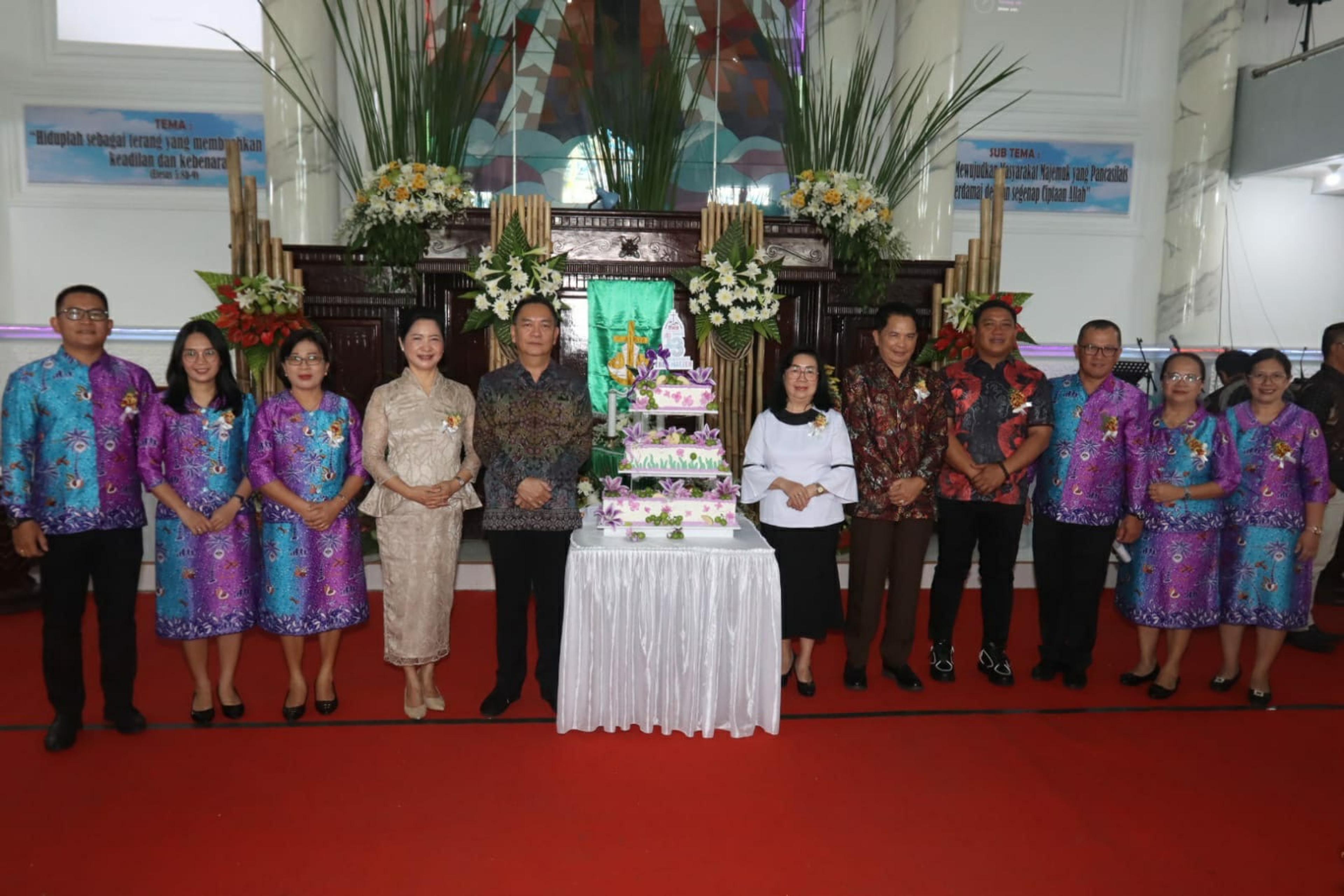 Jemaat GMIM Eben Haezer Kakaskasen Rayakan HUT ke-13, Wali Kota Tomohon: Tingkatkan Kualitas Pelayanan