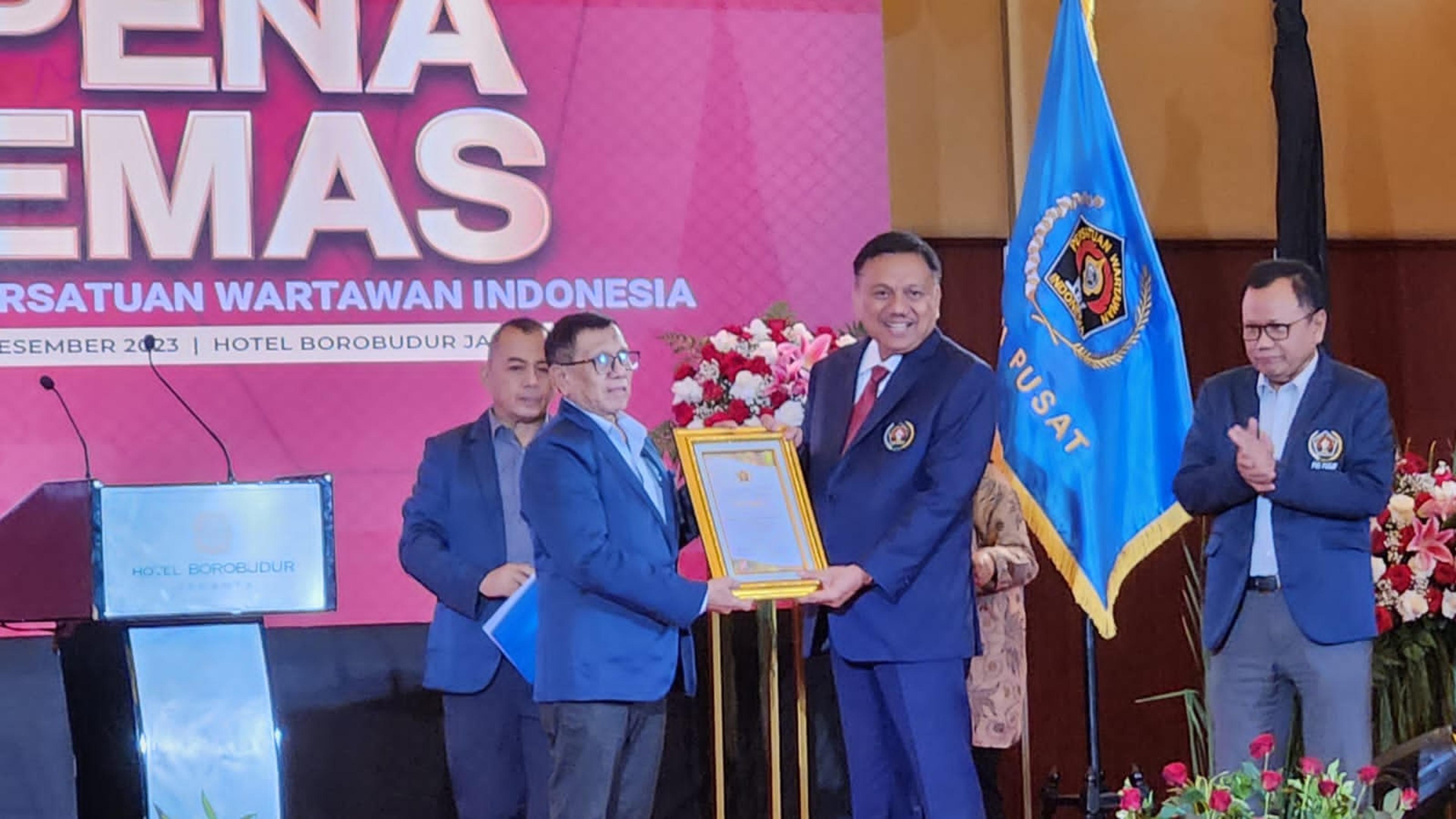 Pena Emas dari PWI Pusat, Melengkapi Sejumlah Penghargaan Bagi Olly Dondokambey