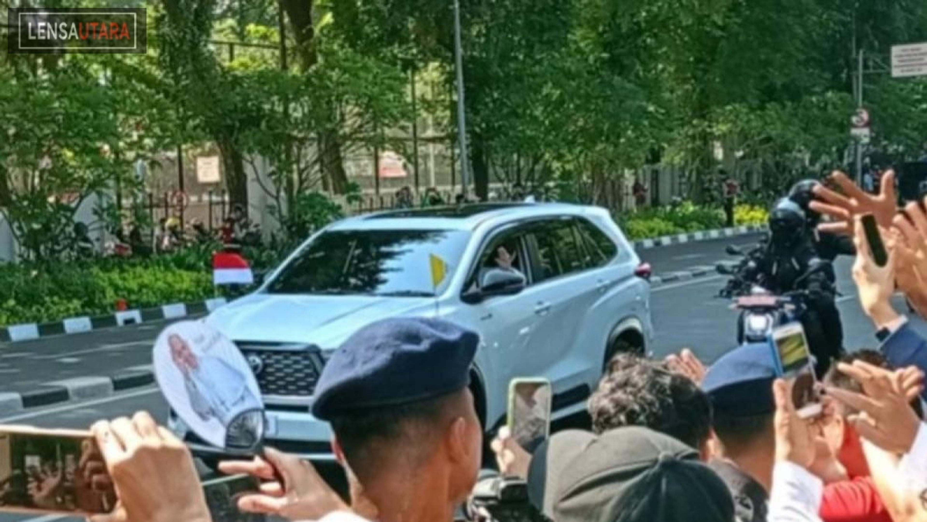 Paus Fransiskus Sapa Warga yang Berada di Sekitar Masjid Istiqlal