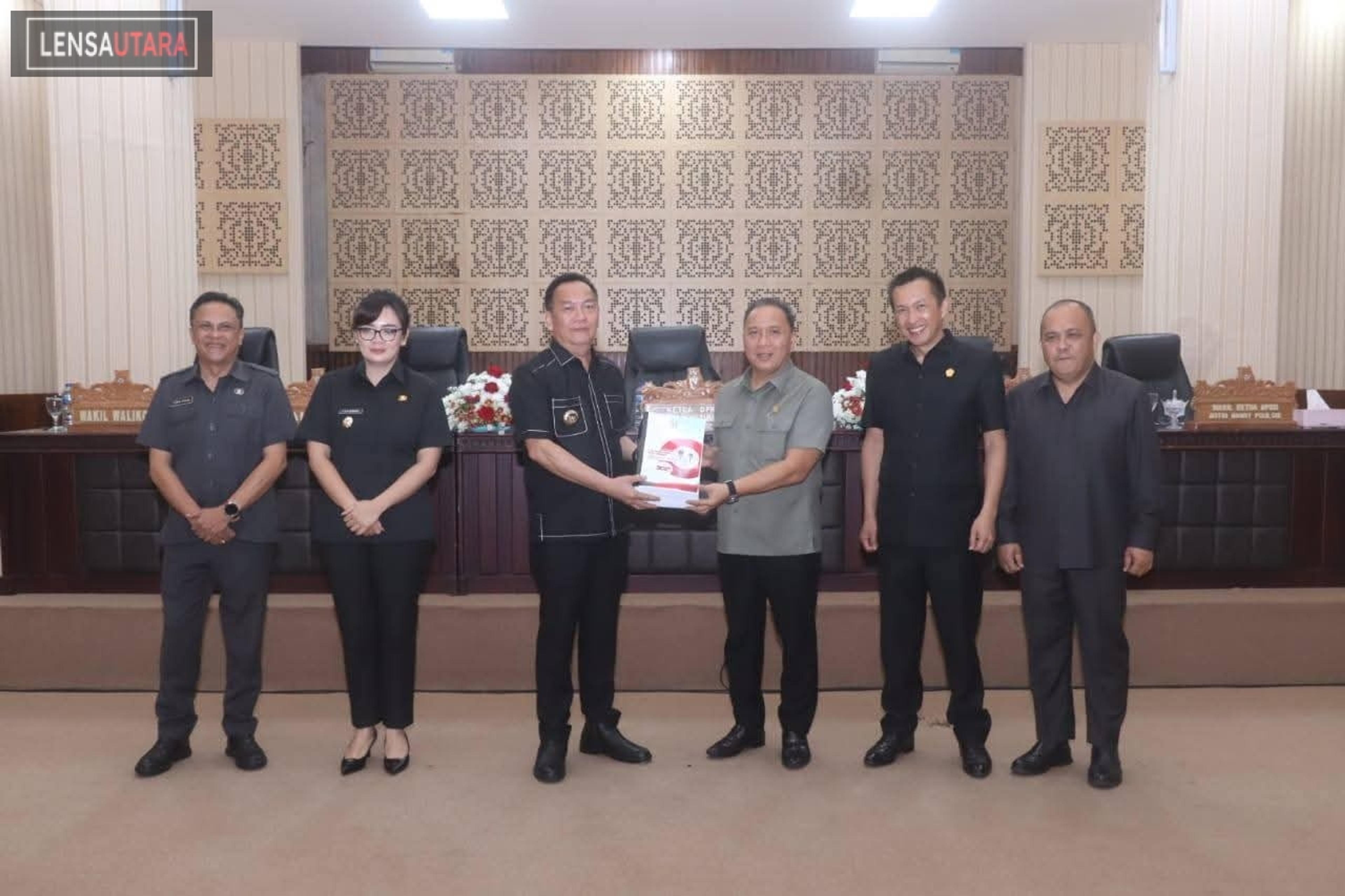 Caroll Senduk Tanggapi Pemandangan Umum Fraksi-fraksi DPRD Tomohon Tentang Ranperda APBD Perubahan 2025