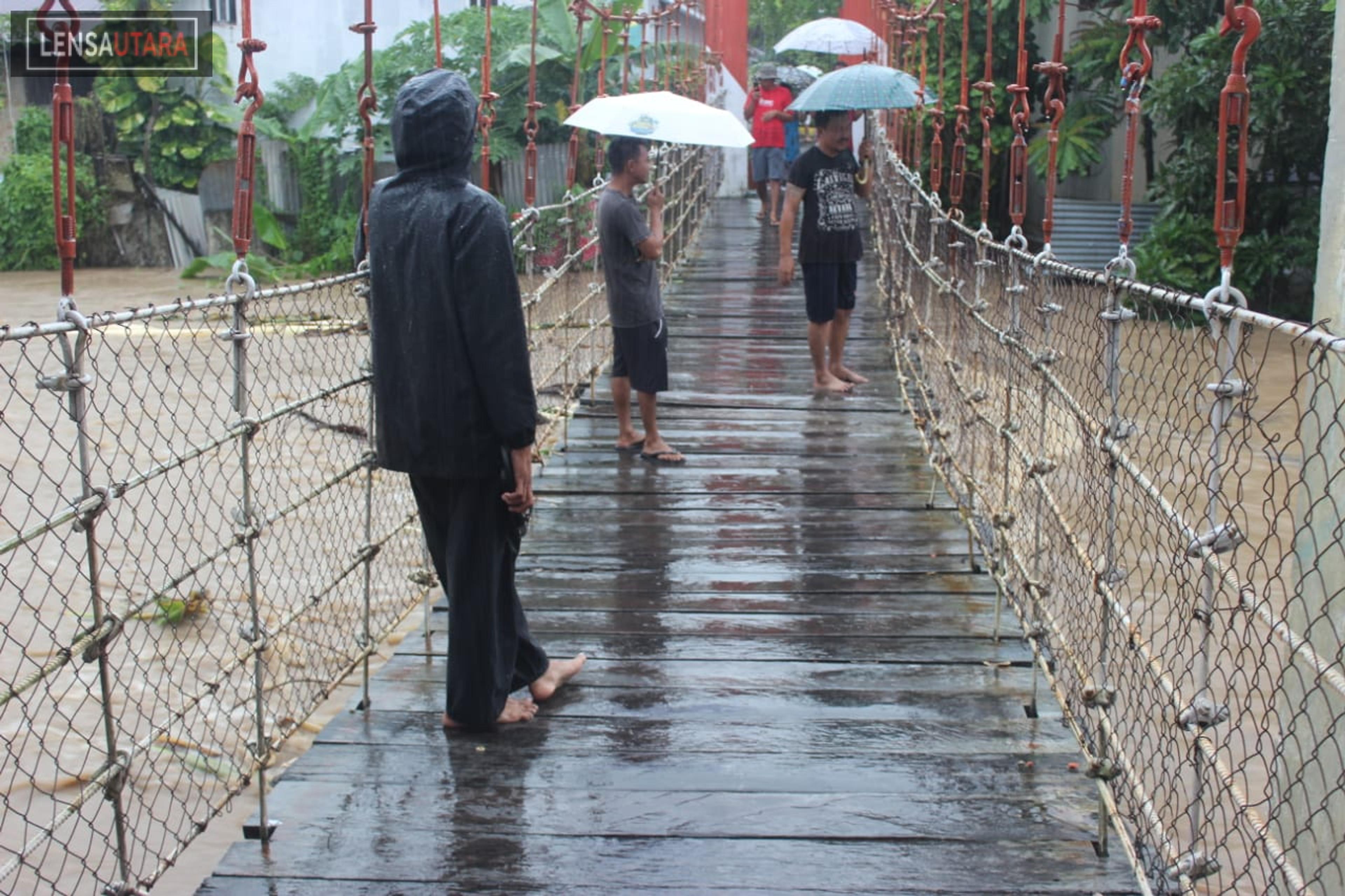 Hujan Tak Kunjung Reda, Air Sungai Menyentuh Jembatan Gantung Tikala Ares