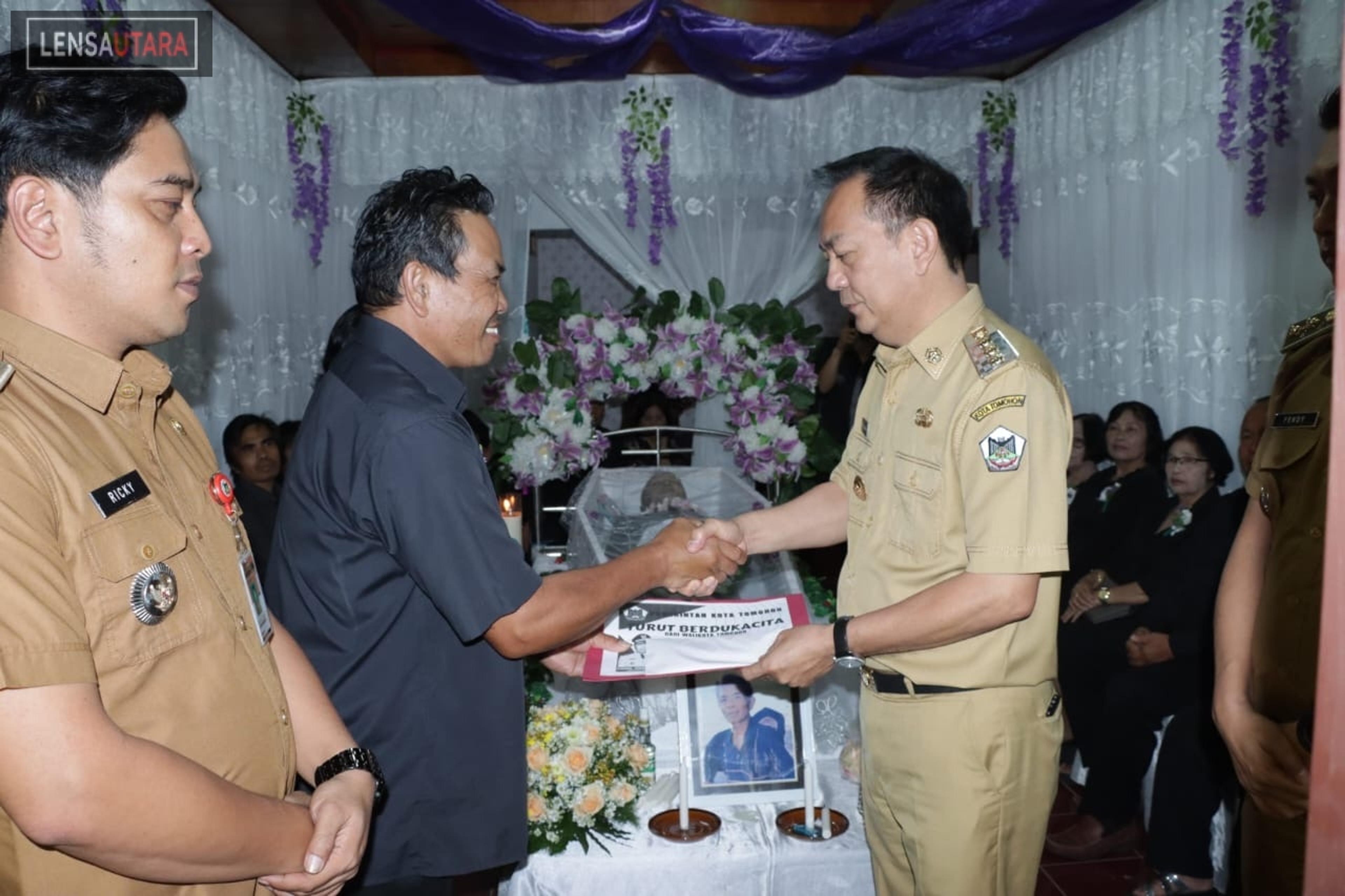 Walikota Caroll Melayat di Rumah Duka Keluarga Lasut Pungus