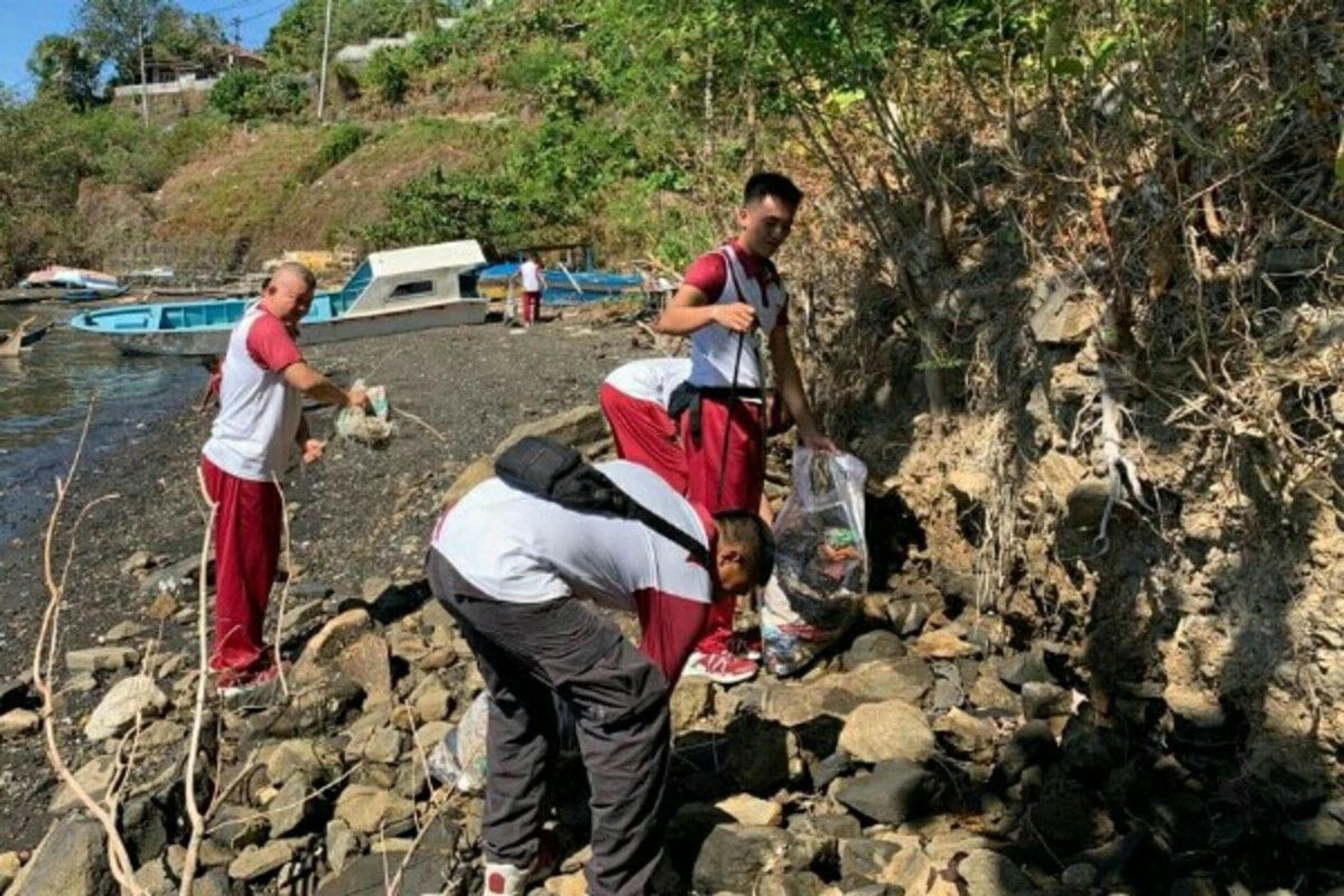 Polairud Polda Sulut “Sapu Bersih Sampah Laut” di Bitung