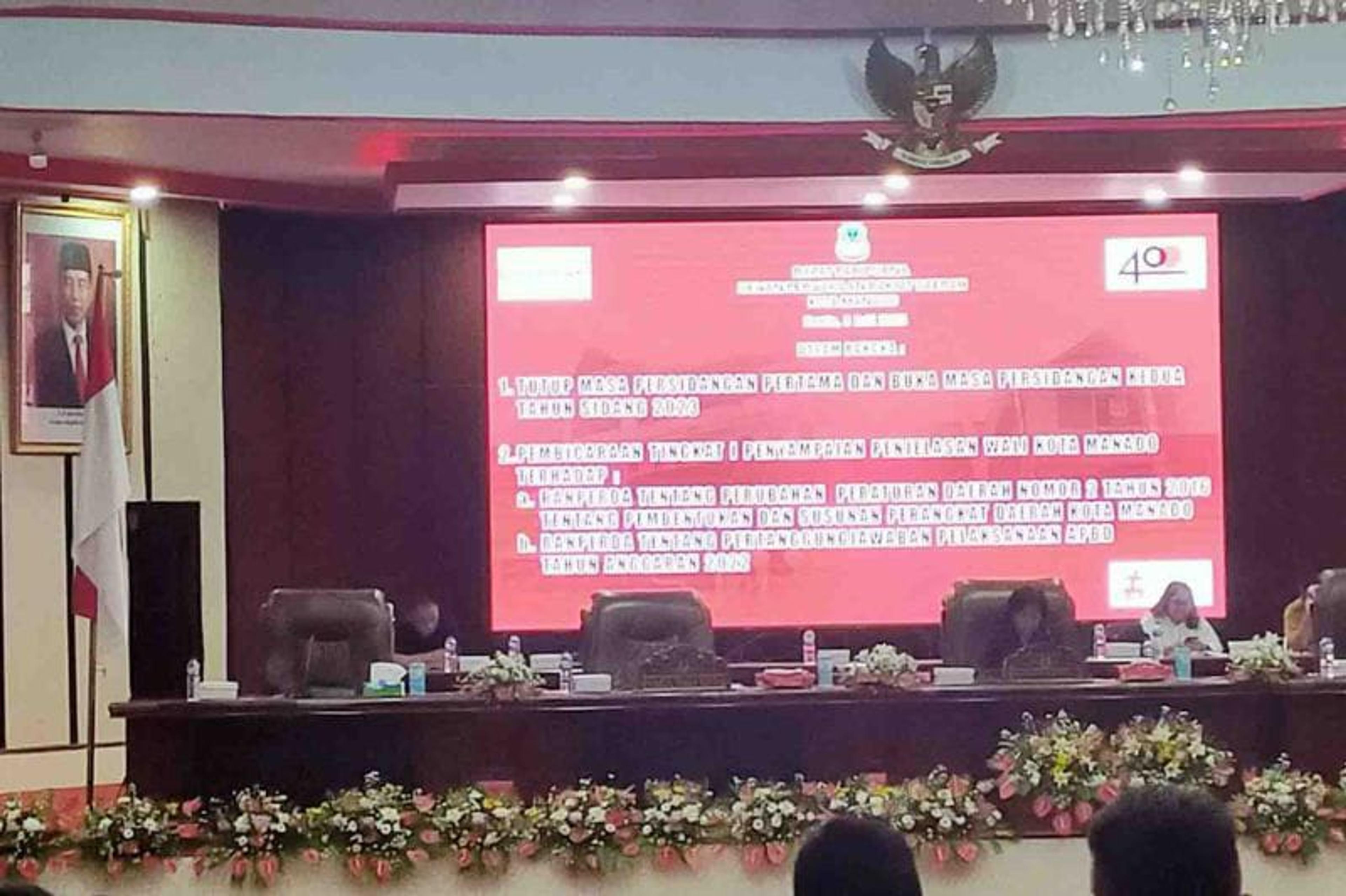 Sekwan Manado Bacakan Usul PAW Empat Legislator