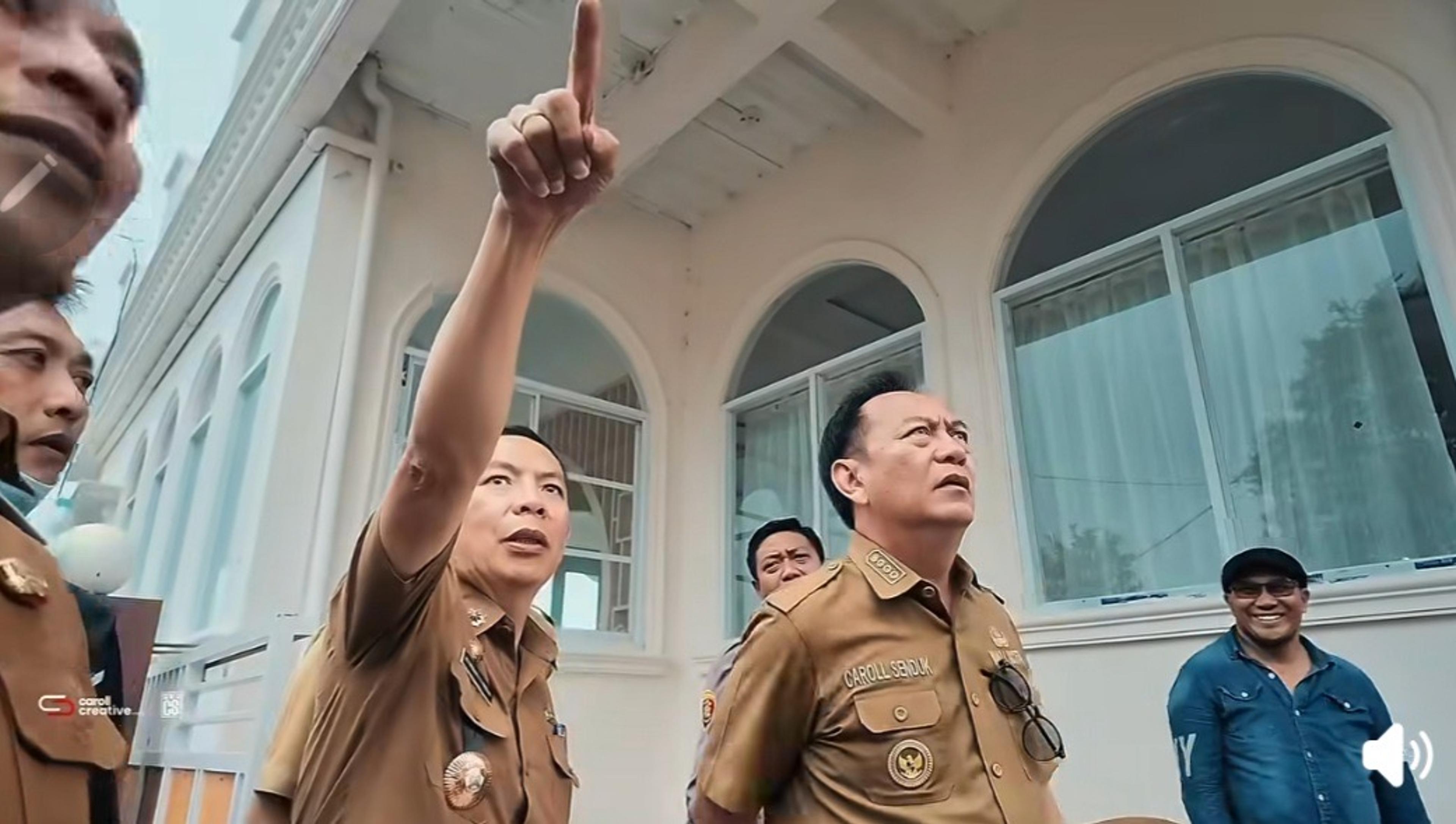 Wali Kota Tomohon Caroll Senduk turun langsung memantau situasi kebakaran yang melanda kawasan Gunung Lokon. (Foto: ist.)