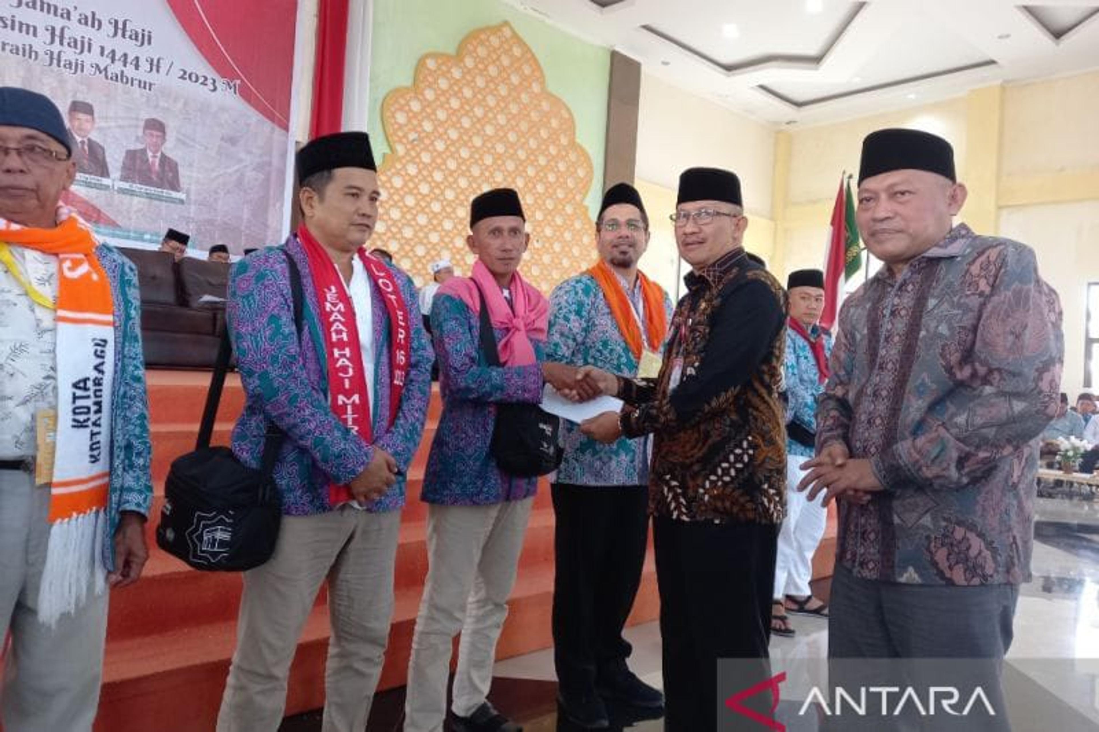 Pemprov Sulawesi Utara Serahkan Program Tali Kasih JCH Sebesar Rp2,18 Miliar