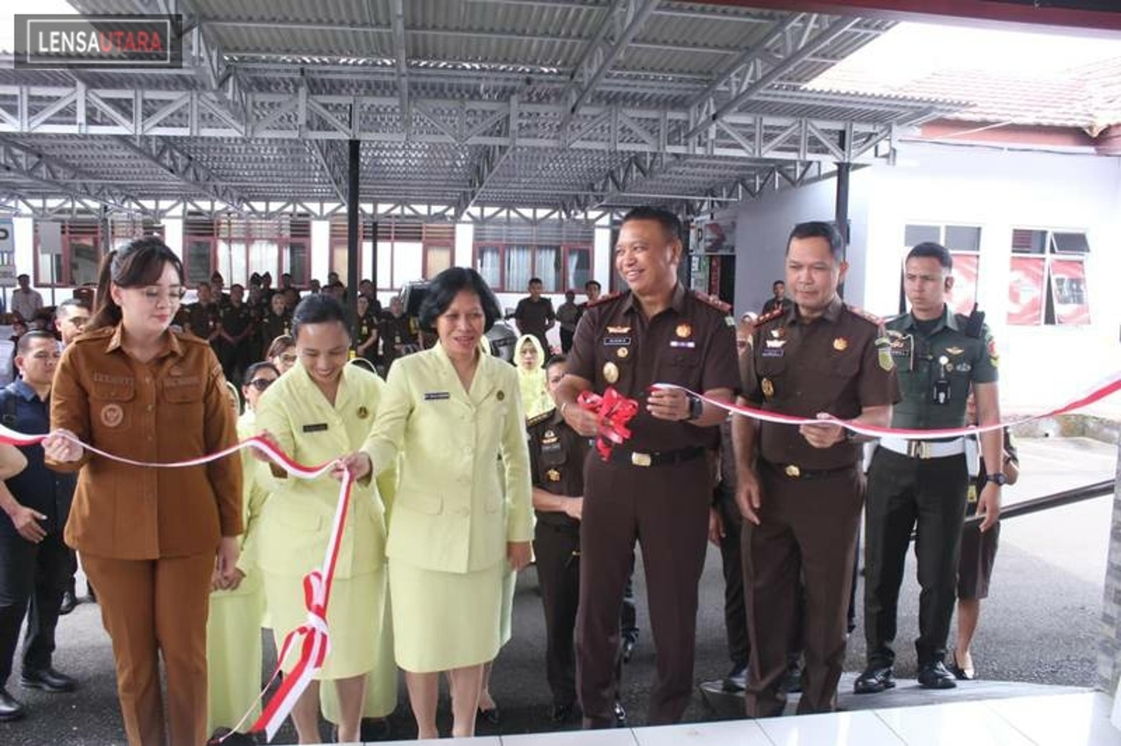 Aula Semangat Adhyaksa Kejari Tomohon Diresmikan, Sendy Rumajar Sampaikan Apresiasi