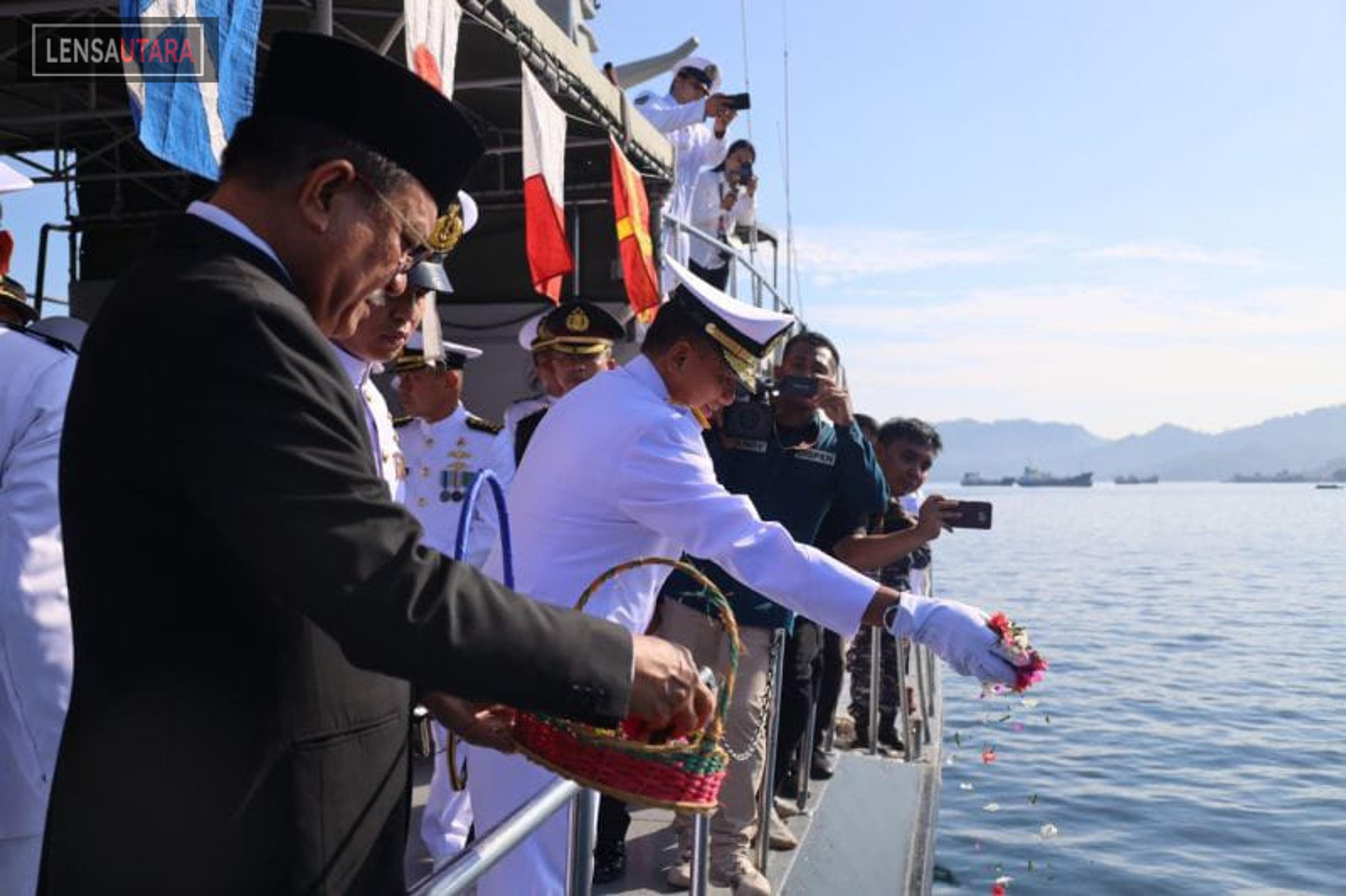 Peringati Hari Samudera, Lantamal VIII Manado Tabur Bunga di Selat Lembeh