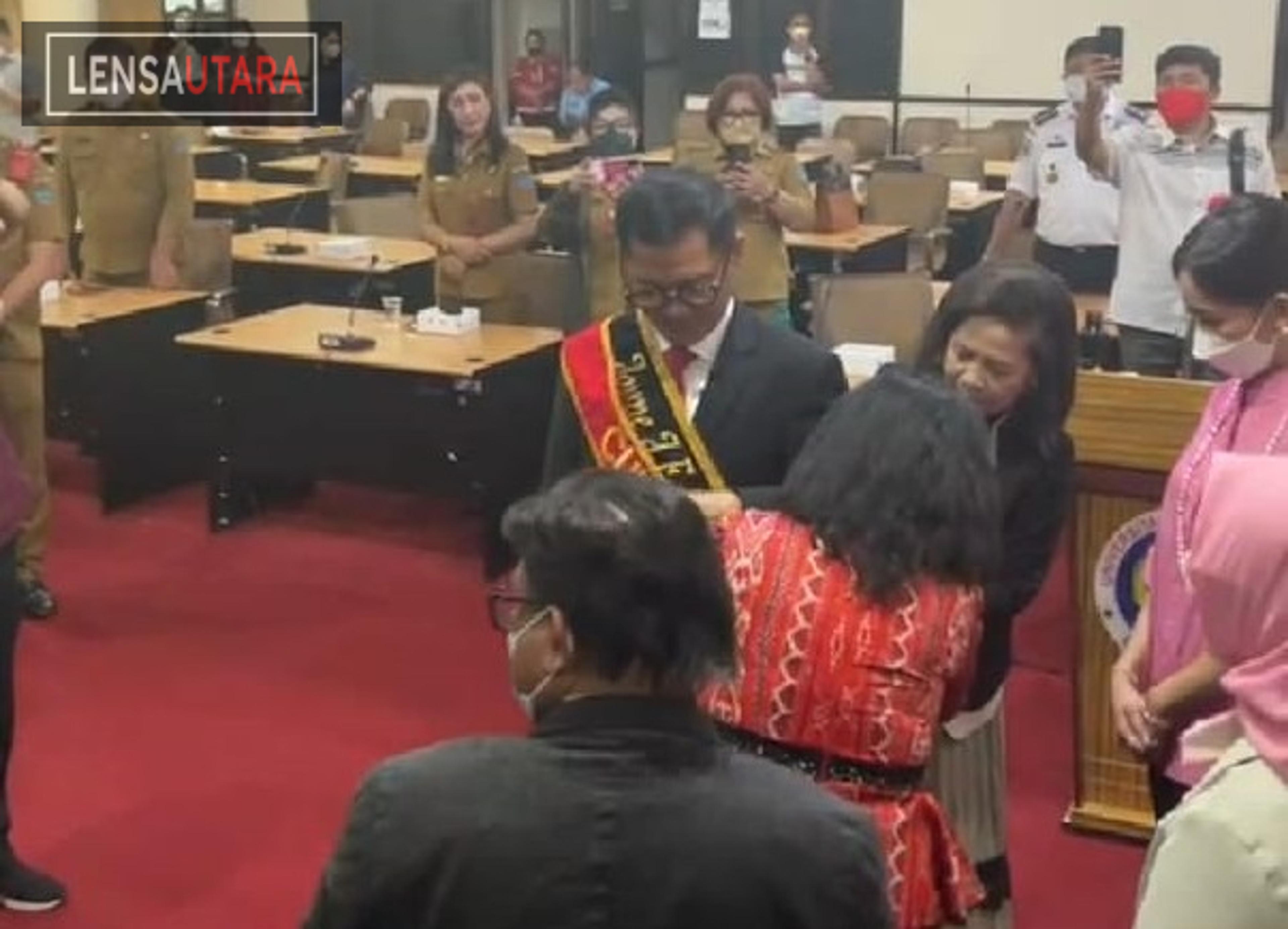 Bupati Minut Joune Ganda Raih Gelar S2 di Unima