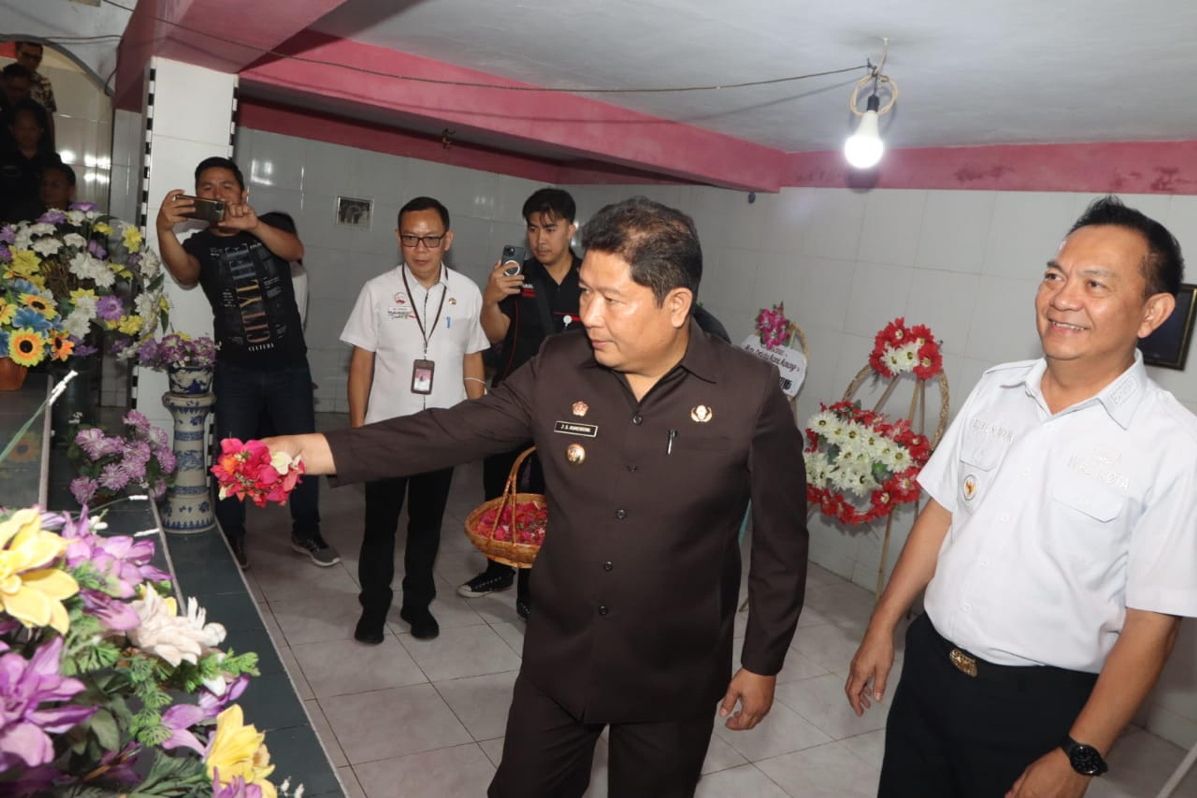 Peringati HUT ke 595 Minahasa, Pemkab Ziarah ke Makam Mantan Bupati