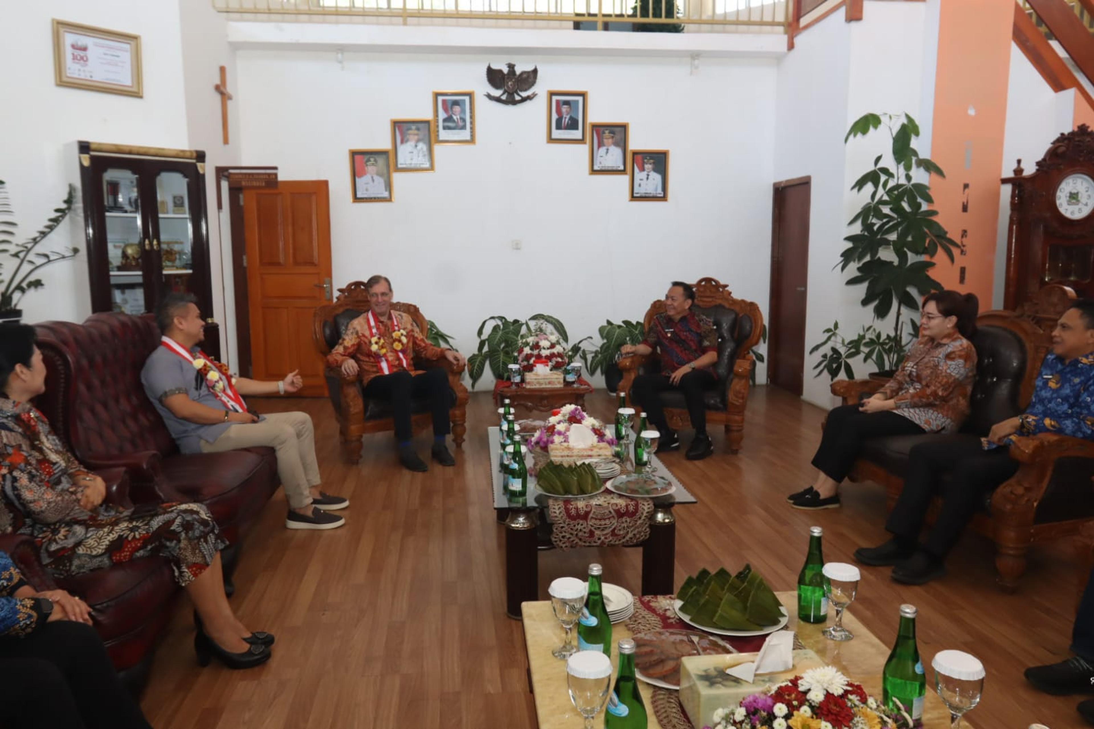 Wakil Dubes Belanda Adriaan Palm berkeliling sambil melaksanakan dialog di Kota Tomohon, didampibgi Wali Kota Caroll Caroll Senduk. (Ist)