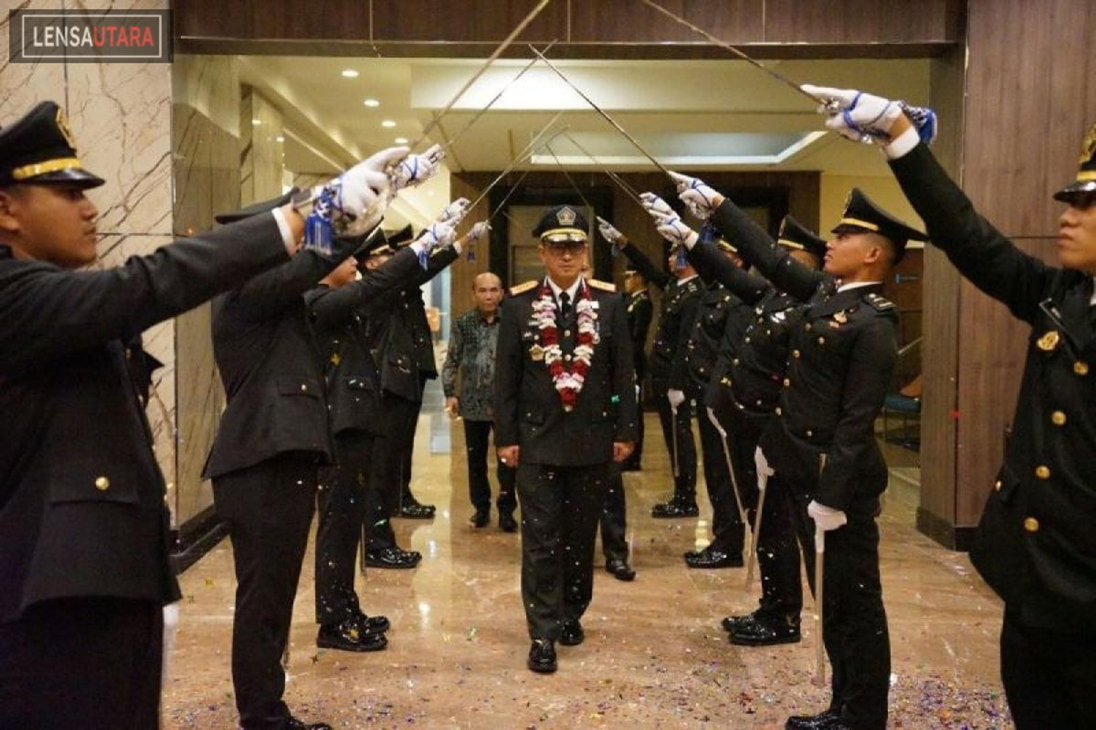 Upacara Pedang Pora Warnai Malam Pengantar Tugas Ronald Lumbuun