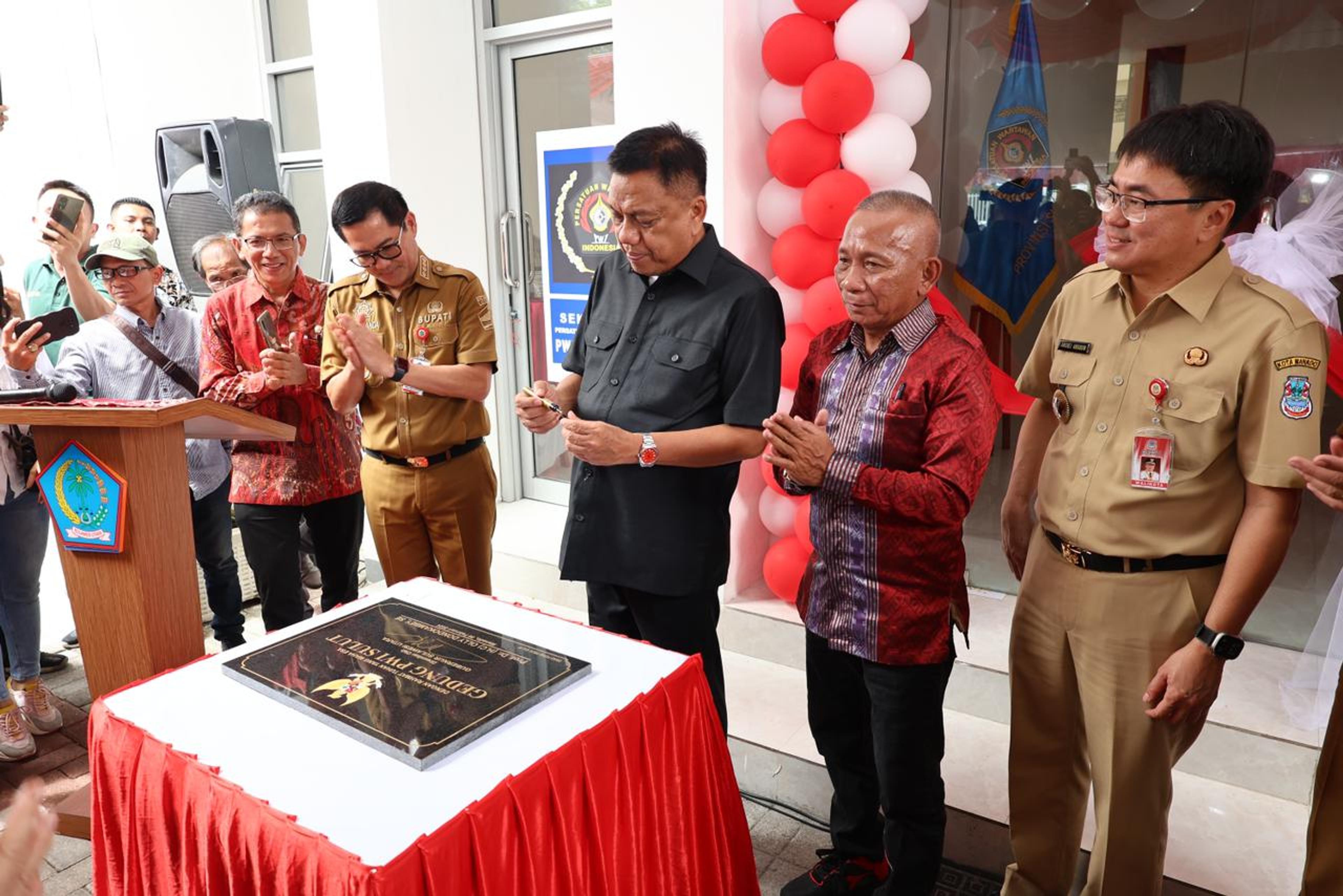 Kantor PWI Sulut Diresmikan, Olly: Manfaatkan Sesuai Peruntukan