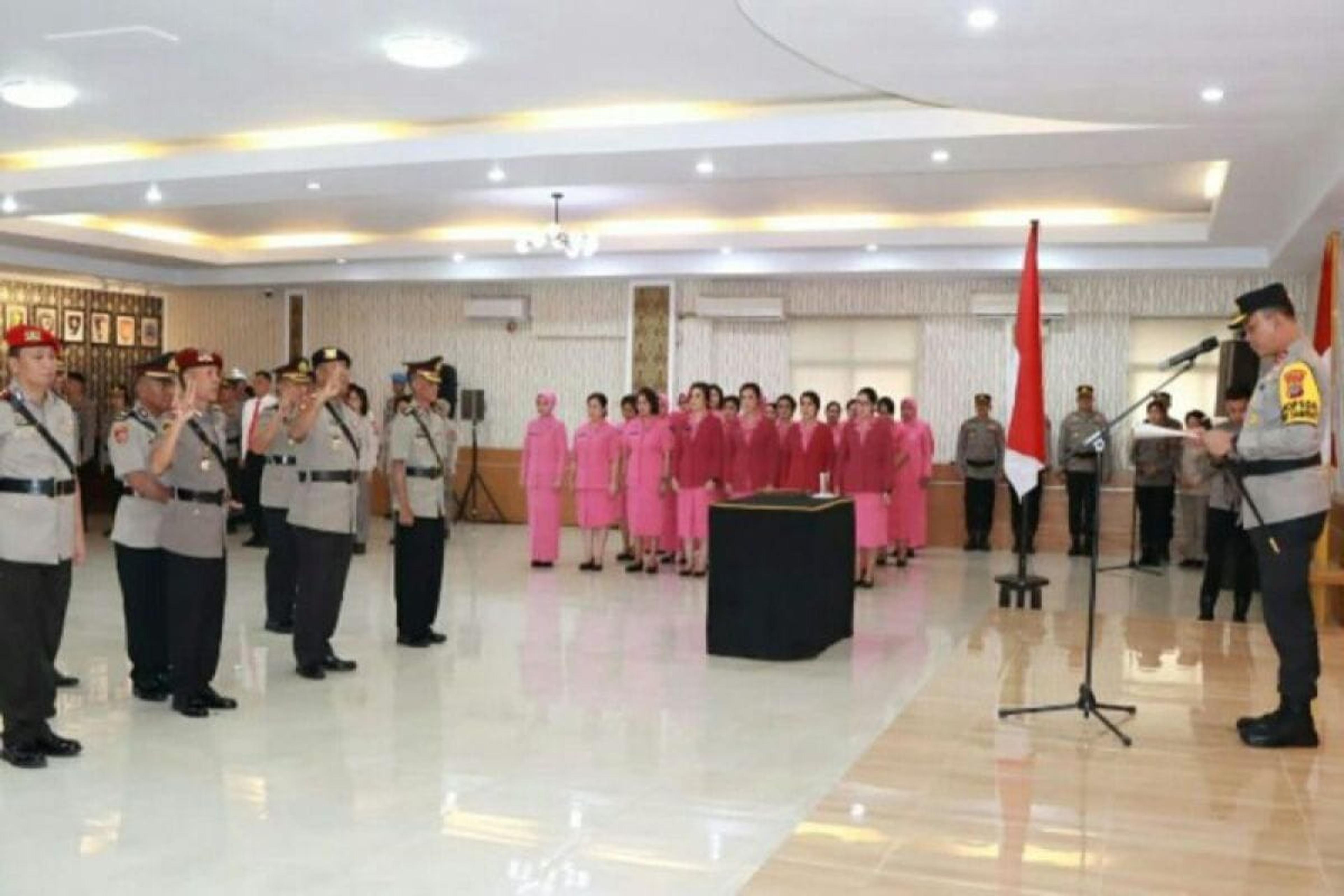 Kapolda Sertijab Sejumlah Pejabat Utama Polda Sulawesi Utara