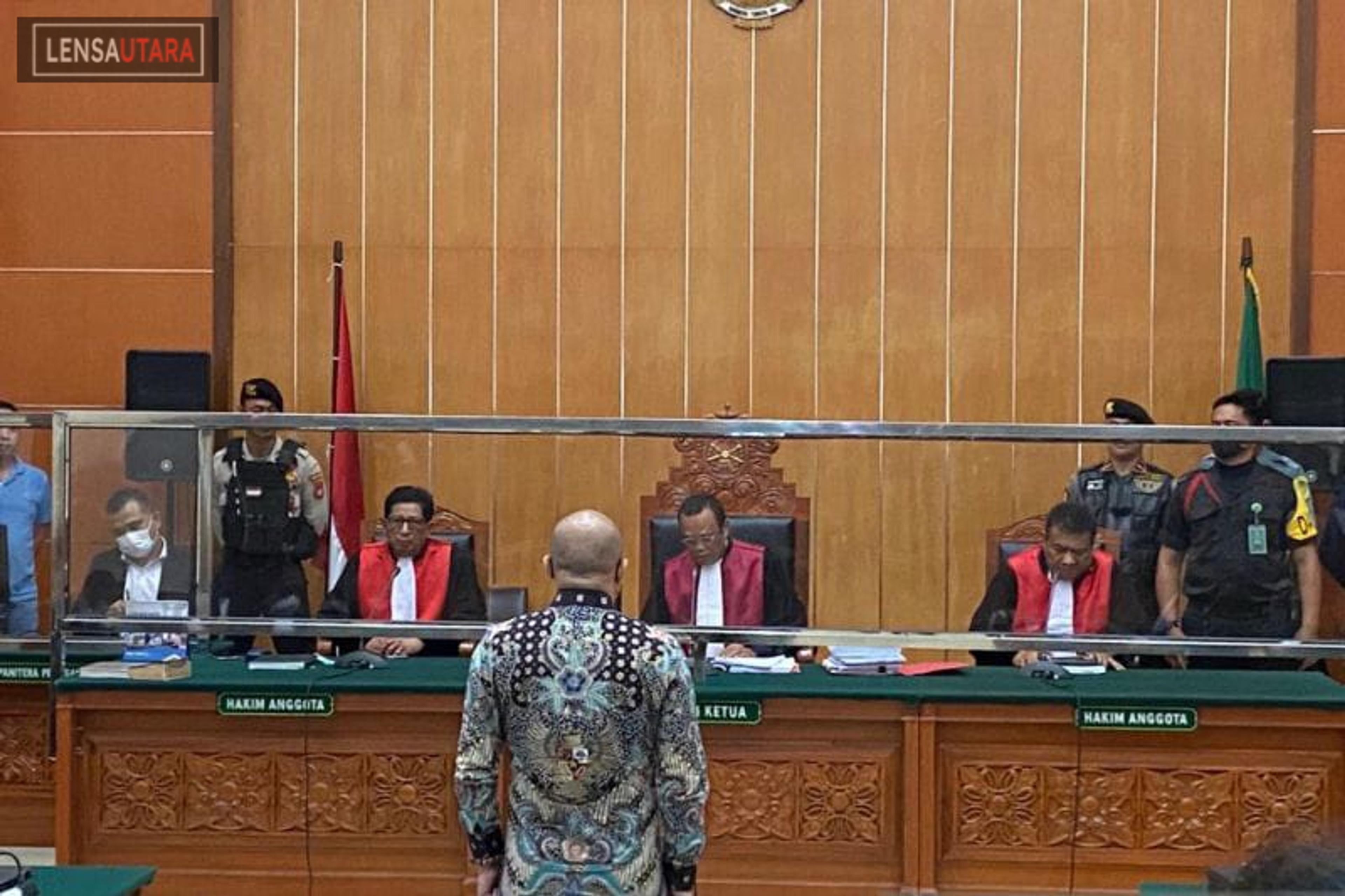 Hakim Vonis Teddy Minahasa Penjara Seumur Hidup