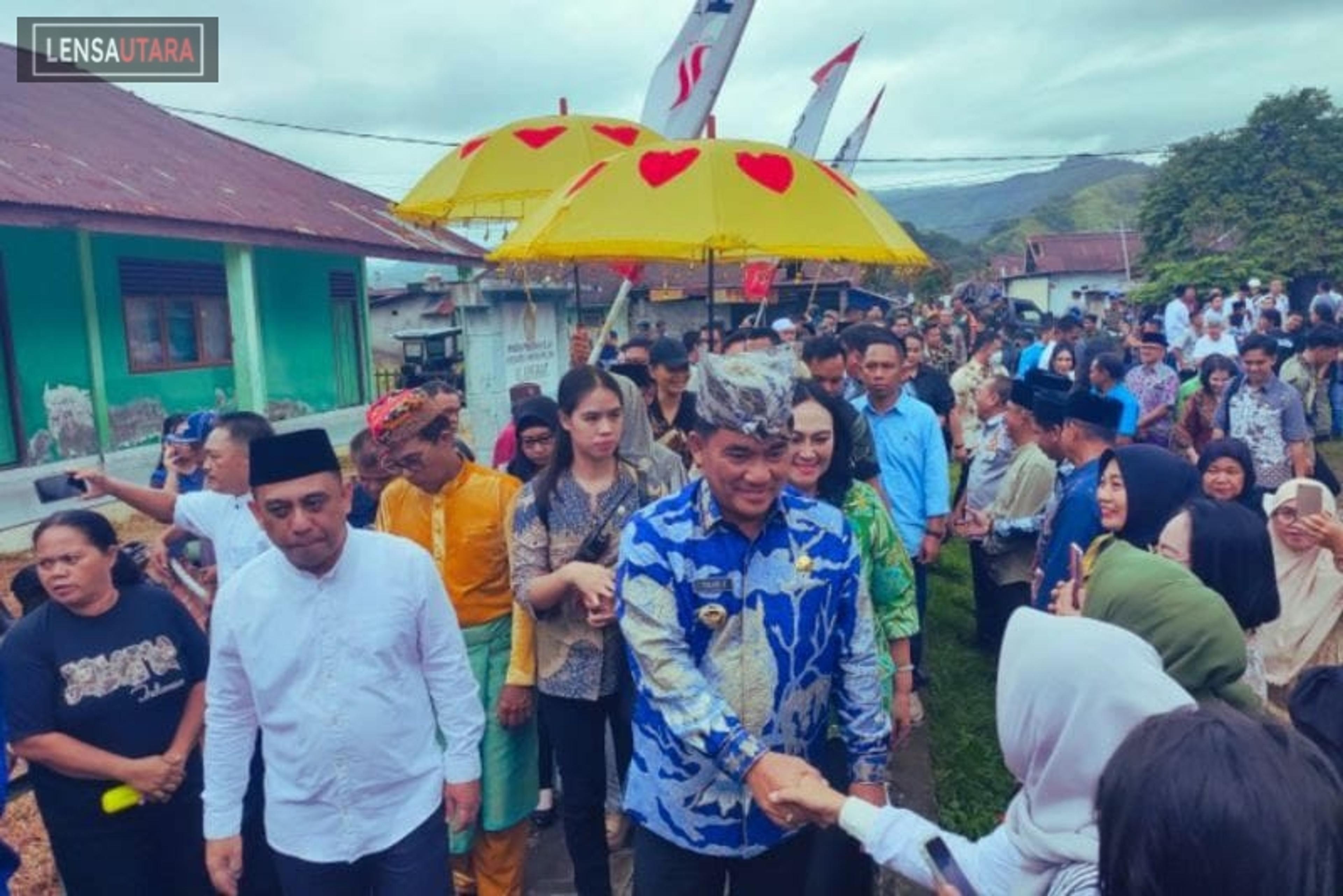 Saat Kunjungan ke Bolmong, Gubernur Yulius Selvanus Serahkan Bantuan Pangan, Alat Pertanian dan KUR