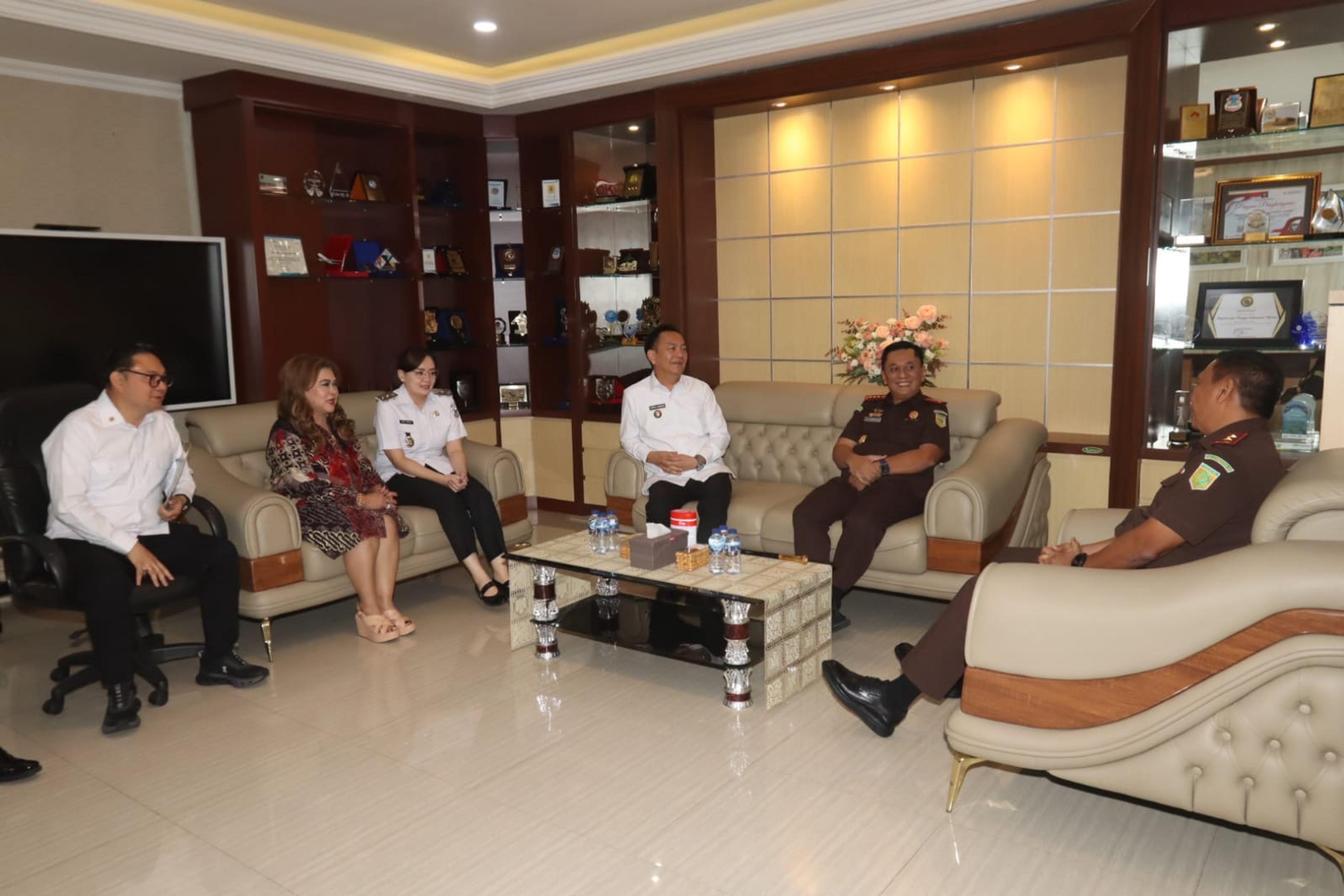 Wali Kota Tomohon Caroll Senduk, dan Wakil Wali Kota Tomohon Sendy Rumajar, melaksanakan audiensi dengan Kepala Kejaksaan Tinggi Sulawesi Utara Jacob Hendrik Pattipeilohy. (Ist)