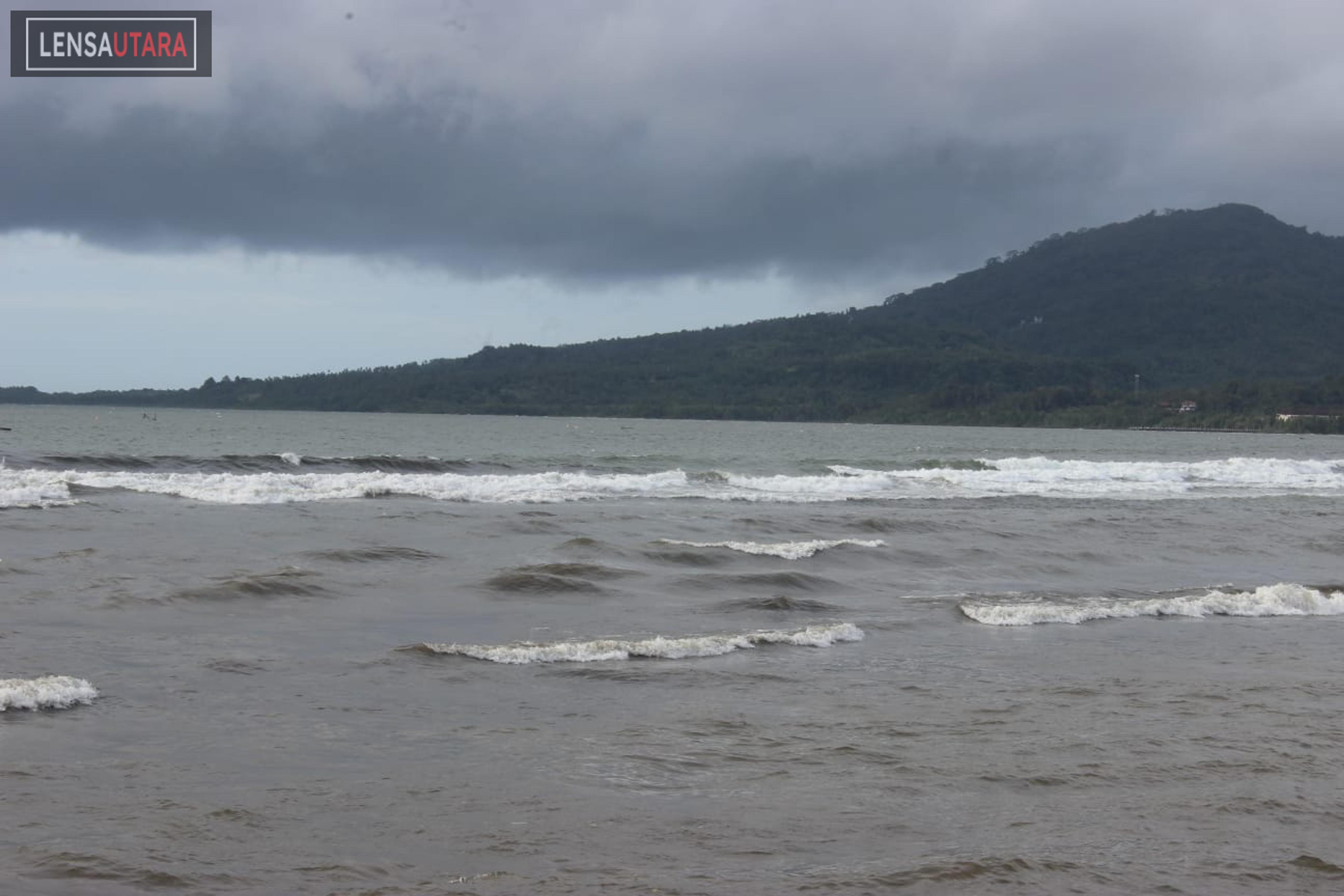 Hampir Seharian, Ombak Kencang Melanda Kota Manado
