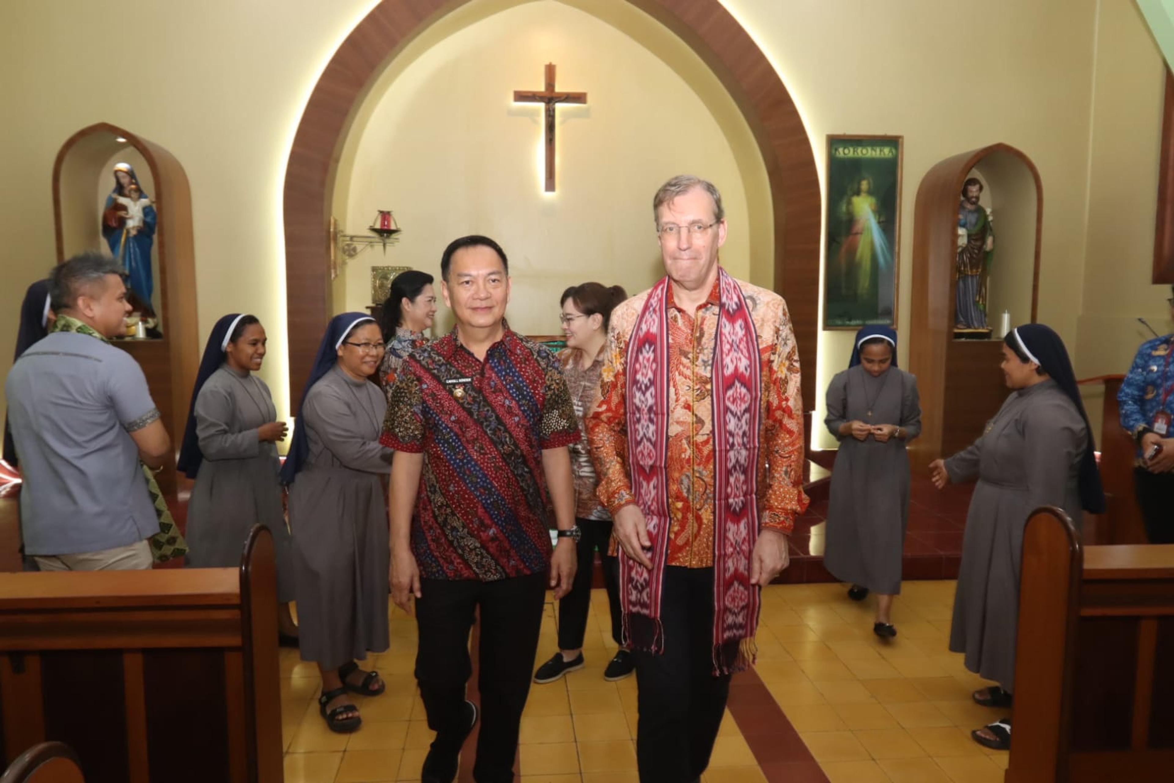 Wakil Dubes Belanda Adriaan Palm berkeliling sambil melaksanakan dialog di Kota Tomohon, didampibgi Wali Kota Caroll Caroll Senduk. (Ist)