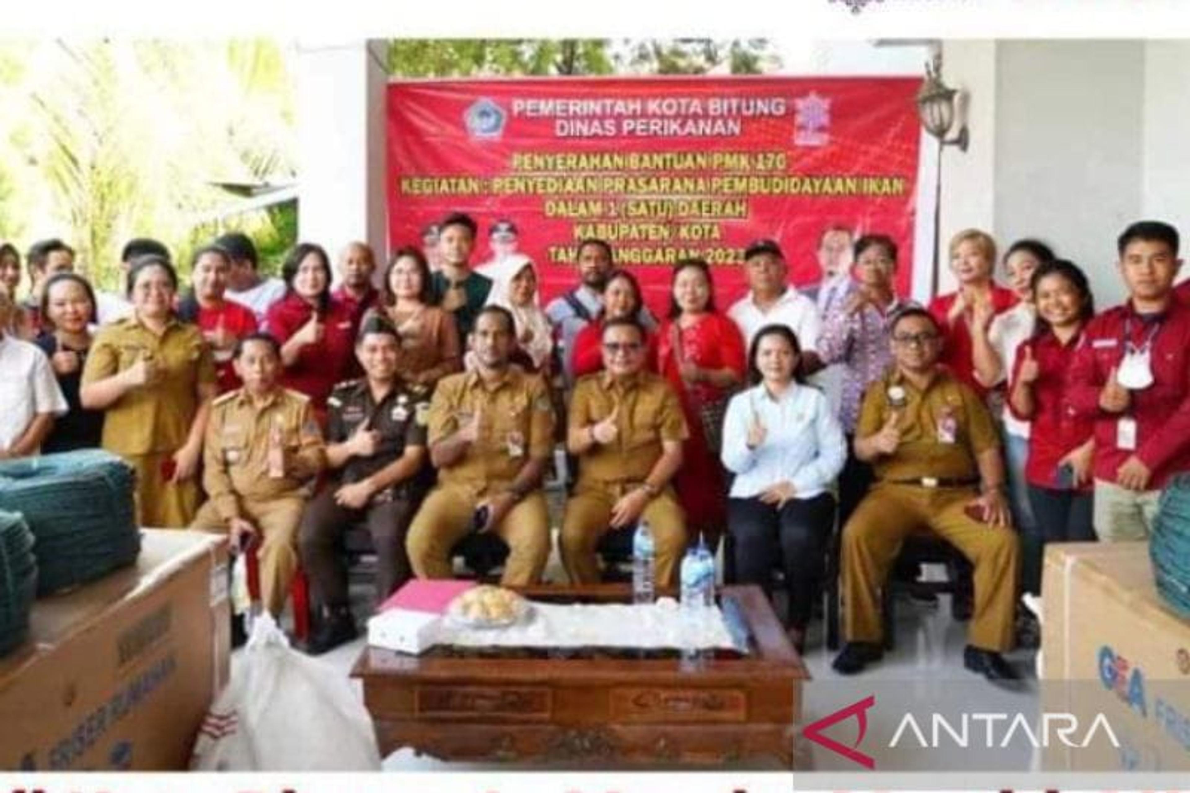 Pemkot Bitung serahkan Bibit Ikan-pakan ke Pelaku Usaha Perikanan