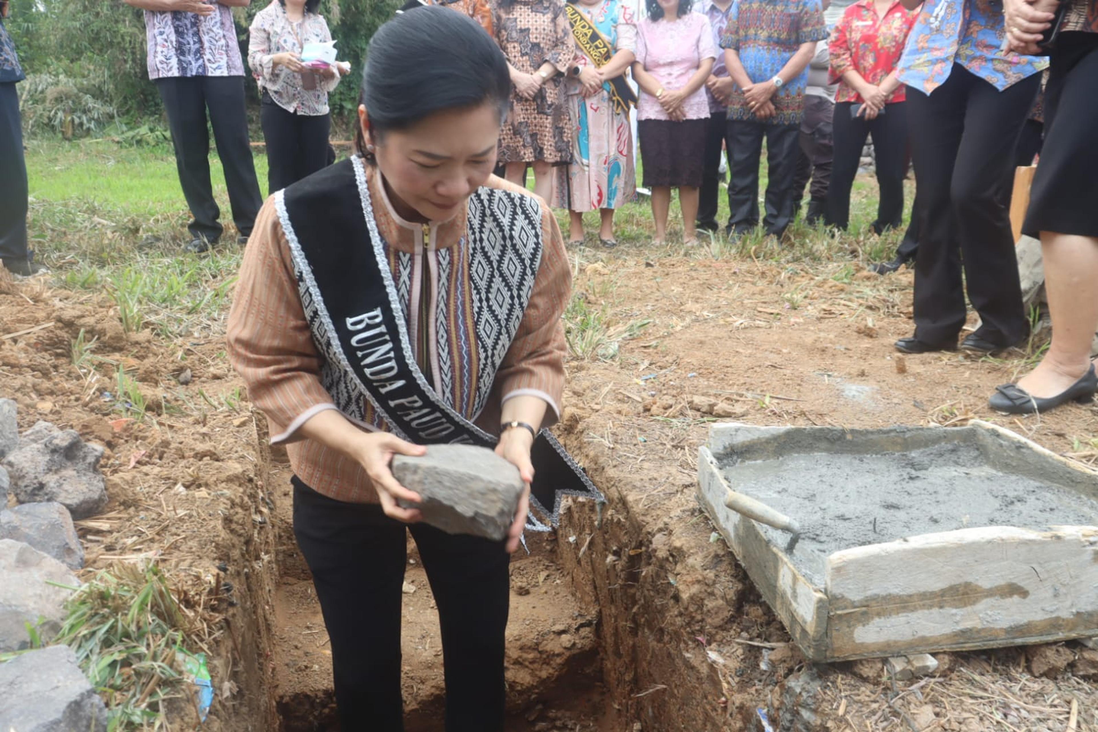Peletakan Batu Pertama Pembangunan TK Negeri Tondangow, Wali Kota Tomohon: Tingkatkan Kualitas Pendidikan Anak Usia Dini