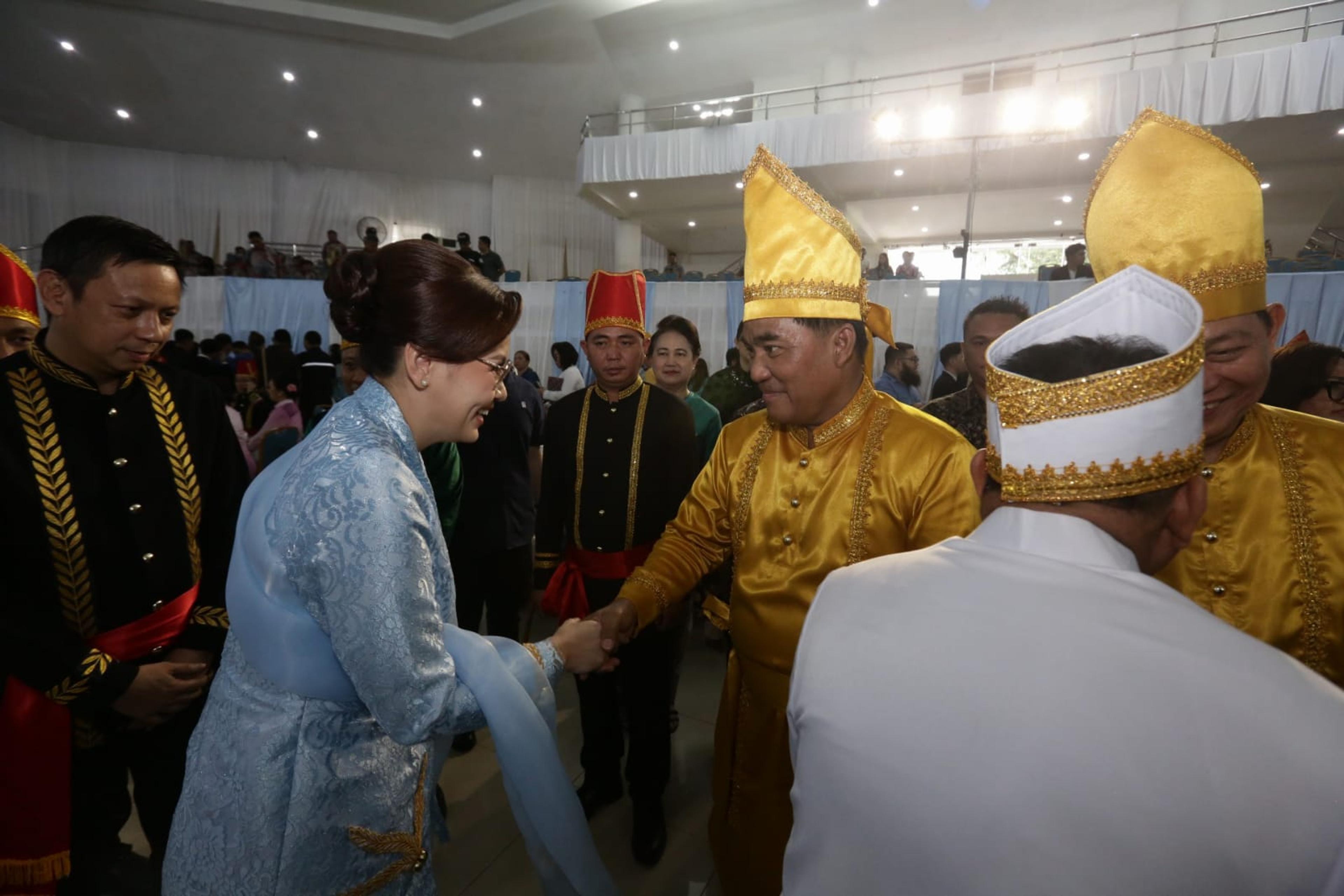 Wali Kota Tomohon Caroll Senduk bersama Wakil Wali Kota Tomohon Sendy Rumajar, menghadiri Upacara Peringatan Hari Ulang Tahun (HUT) ke-62 Provinsi Sulawesi Utara. (Ist)