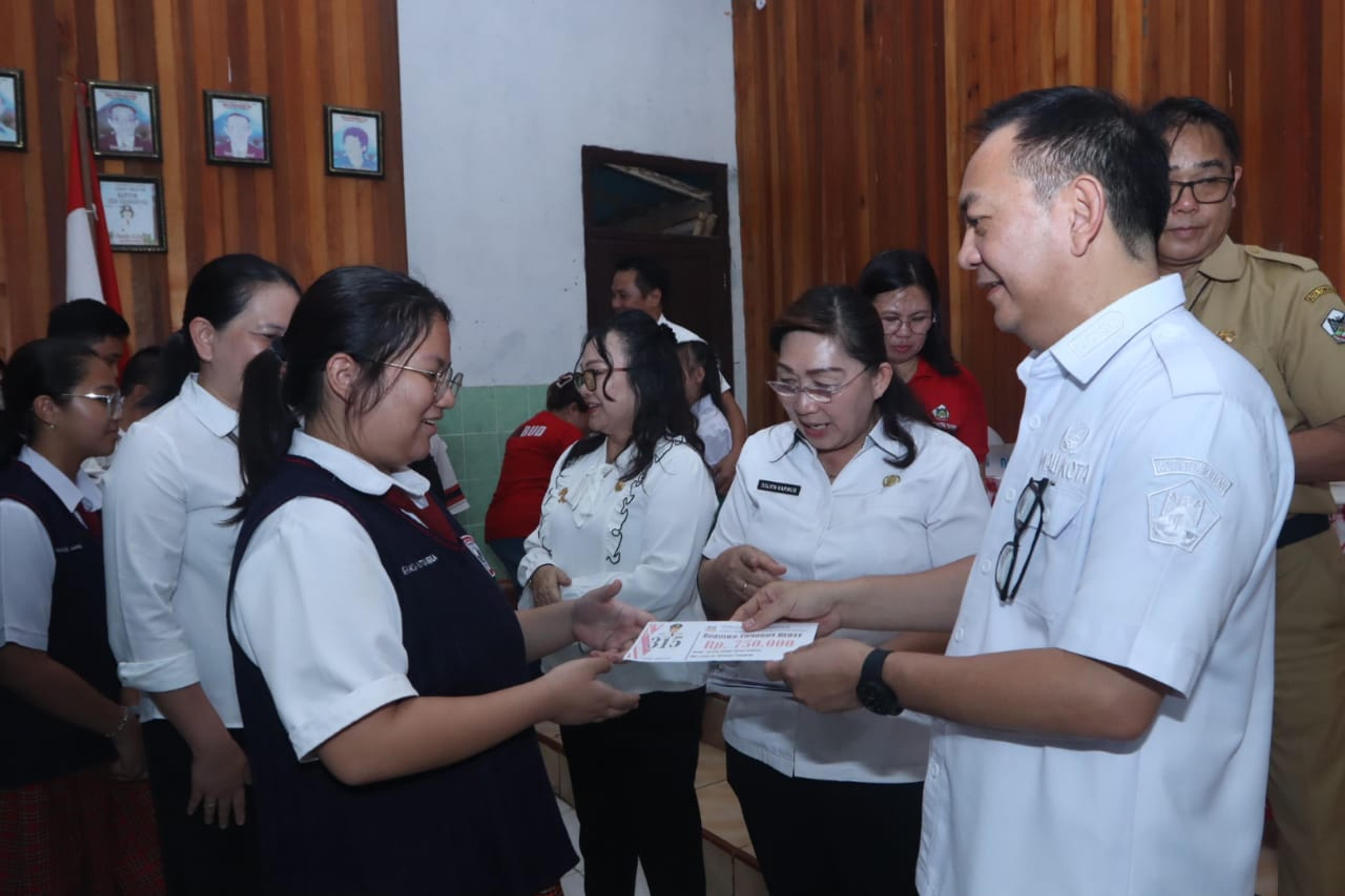 Serahkan Beasiswa, Walikota Caroll Ajak Para Siswa Agar Tetap Giat Belajar