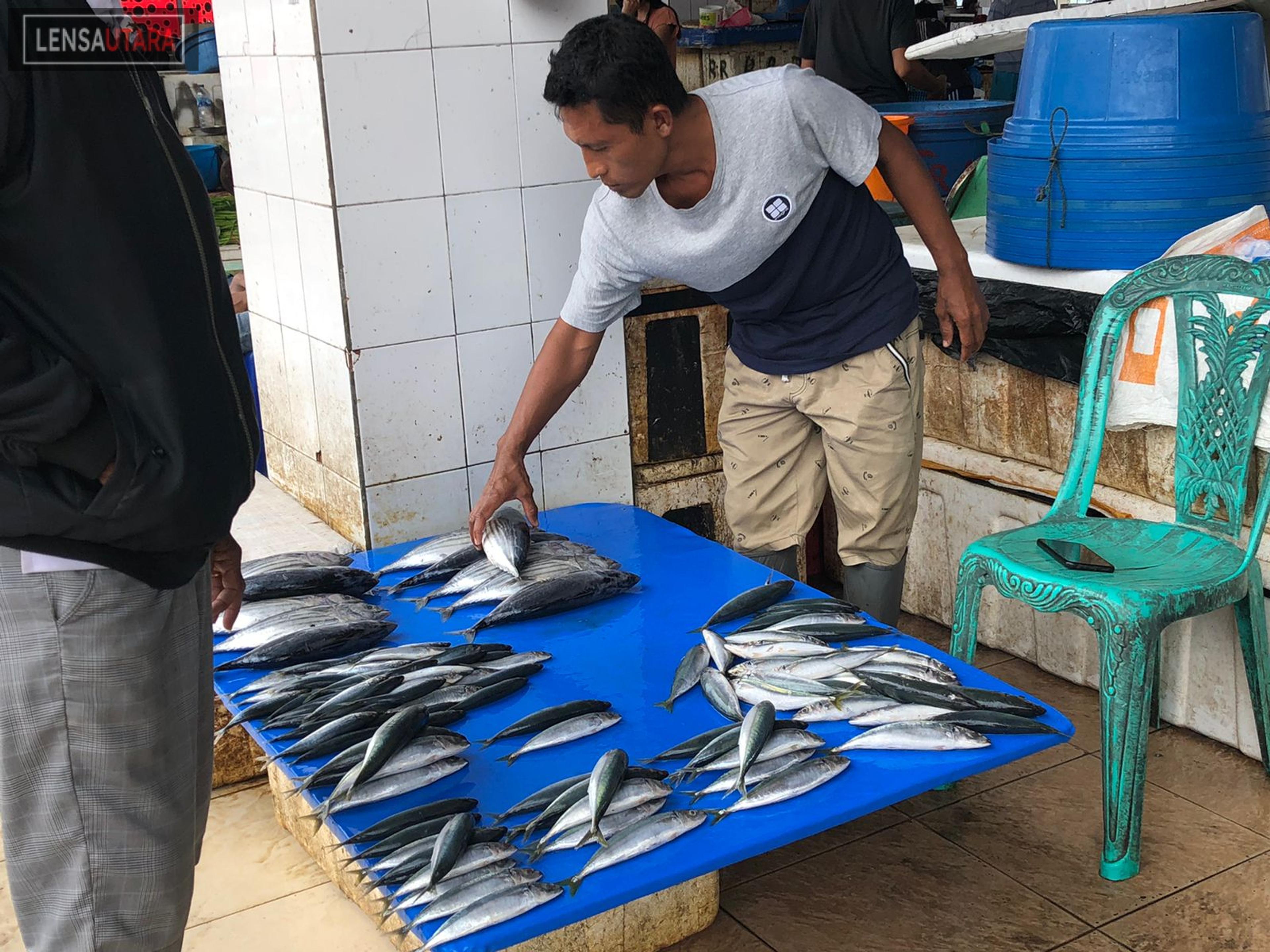 Gelombang Laut Tinggi Harga Ikan di Pasar Bersehati Naik