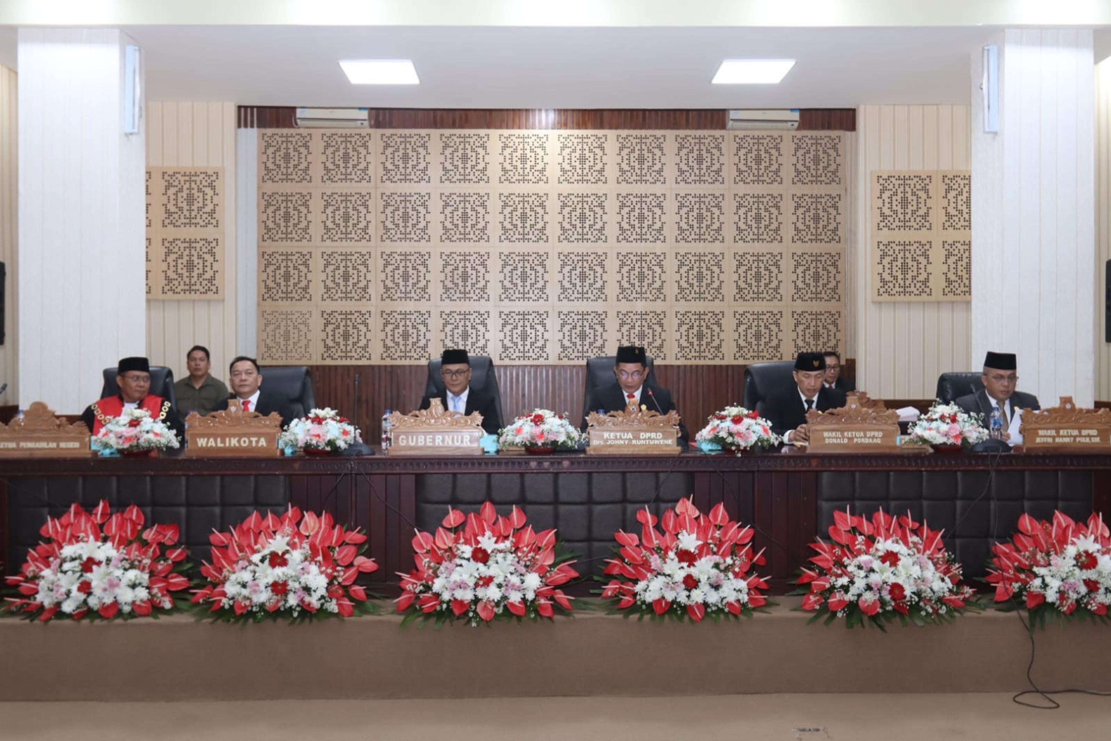 Wali Kota Tomohon Caroll J. A. Senduk, S.H., menghadiri Rapat Paripurna DPRD Kota Tomohon dalam rangka Pengucapan Sumpah/Janji Ketua DPRD Kota Tomohon Sisa Masa Jabatan Tahun 2024–2029. (Ist)