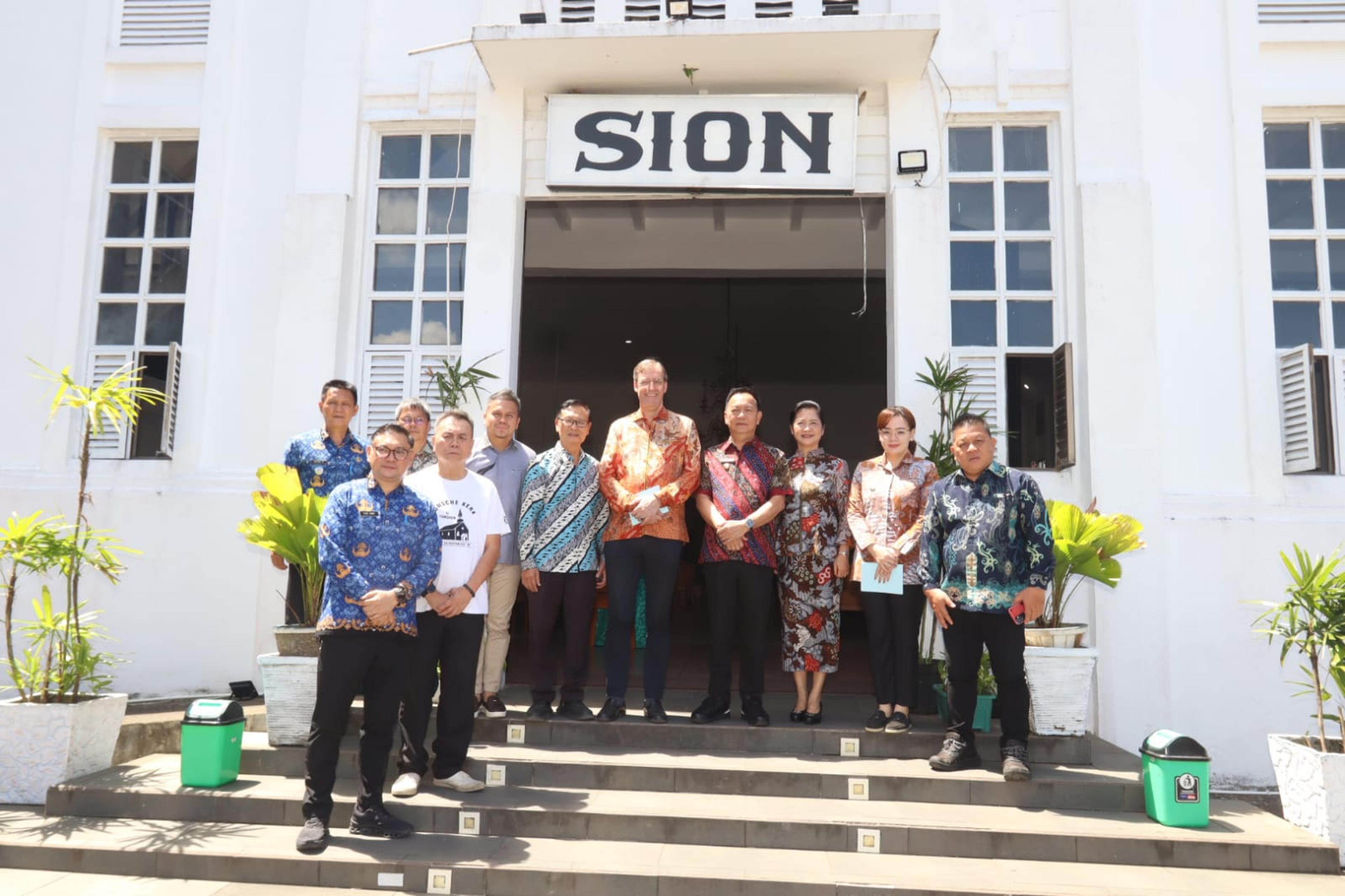 Wakil Dubes Belanda Adriaan Palm berkeliling sambil melaksanakan dialog di Kota Tomohon, didampibgi Wali Kota Caroll Caroll Senduk. (Ist)