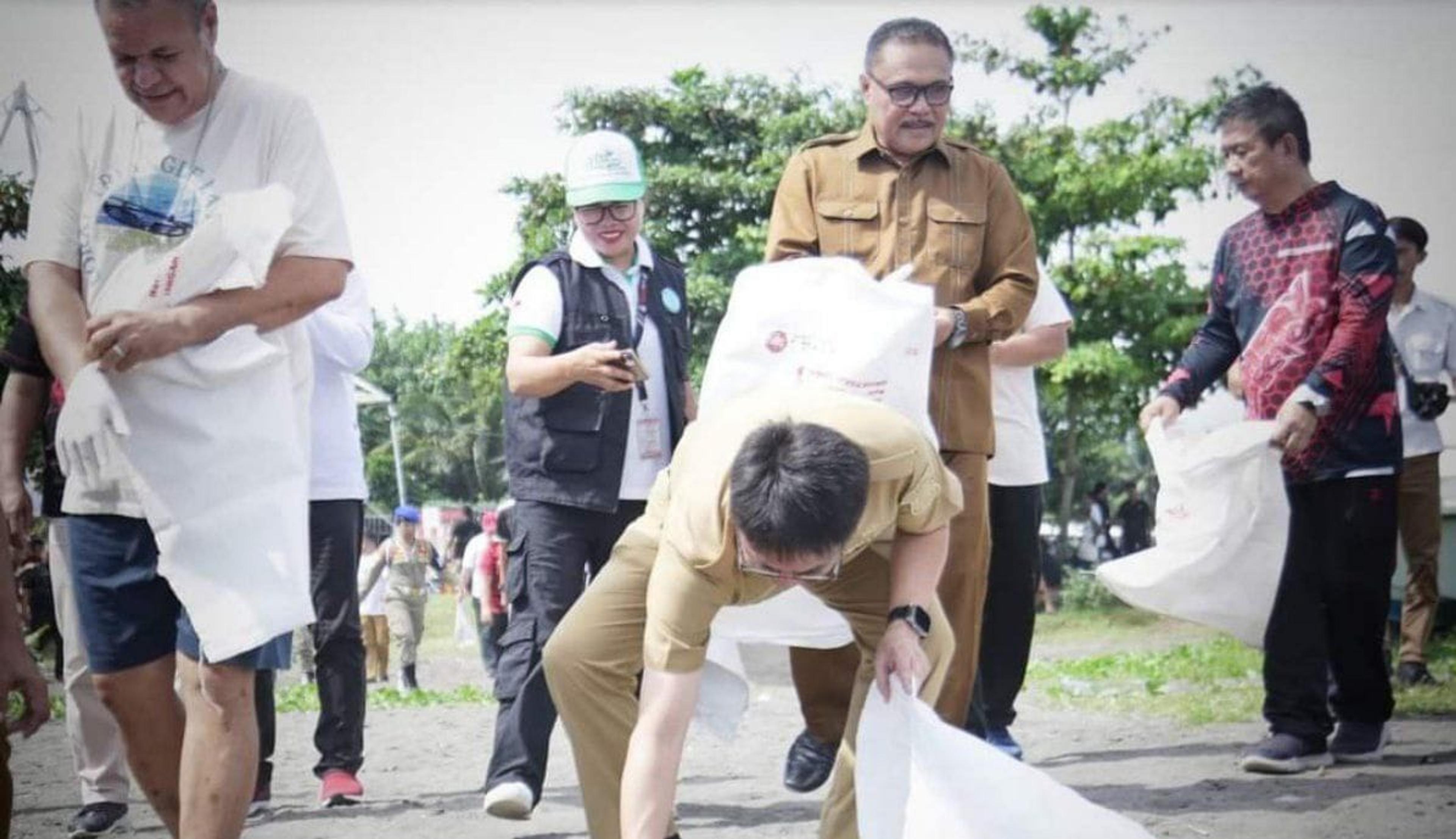 Pemkot Lakukan Bersih Pantai Manado peringati CTI 2024