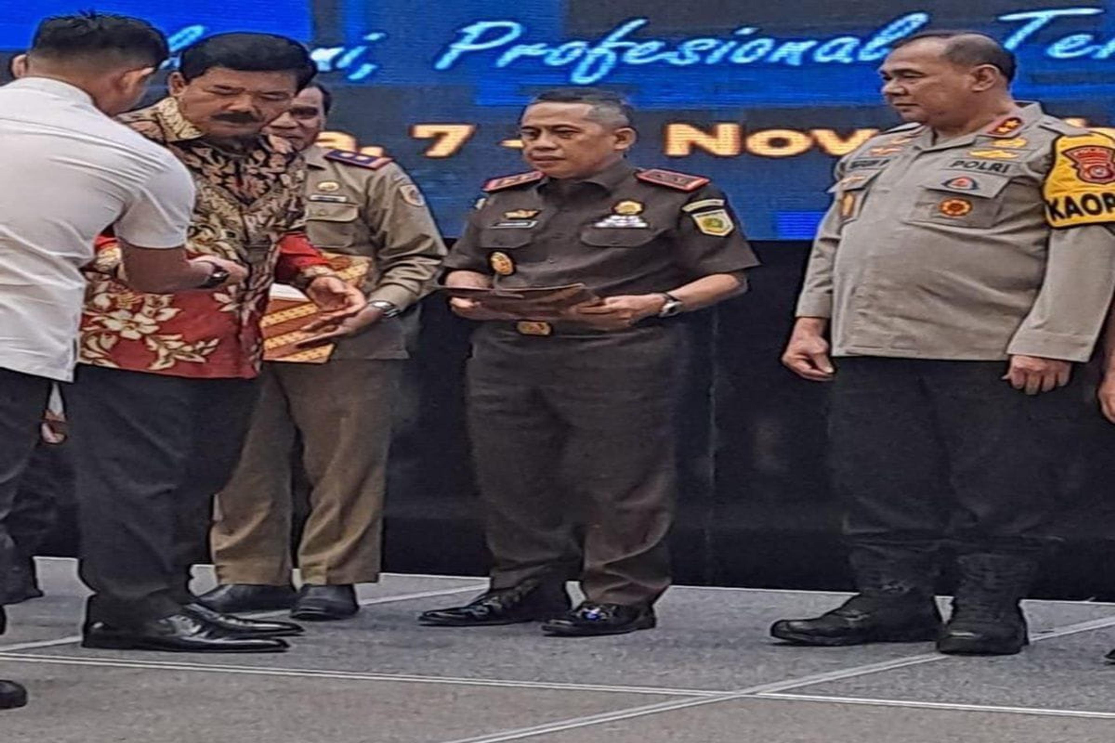 Kajati Sulut Terima Penghargaan dan Pin Emas dari Menteri ATR/BPN
