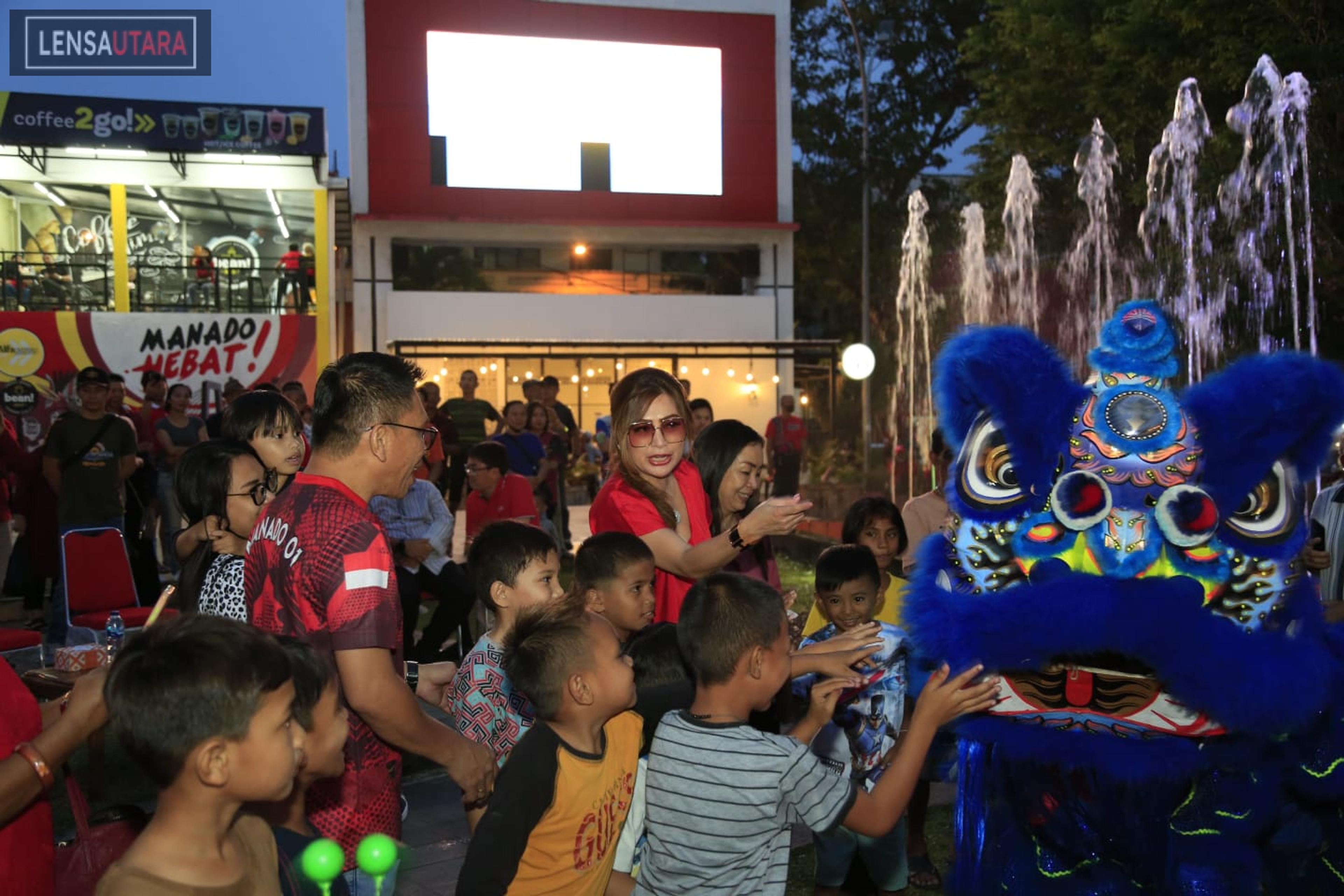 Bersama Keluarga, Walikota Andrei Nagouw Ramaikan Festival Barongsai Di TKB