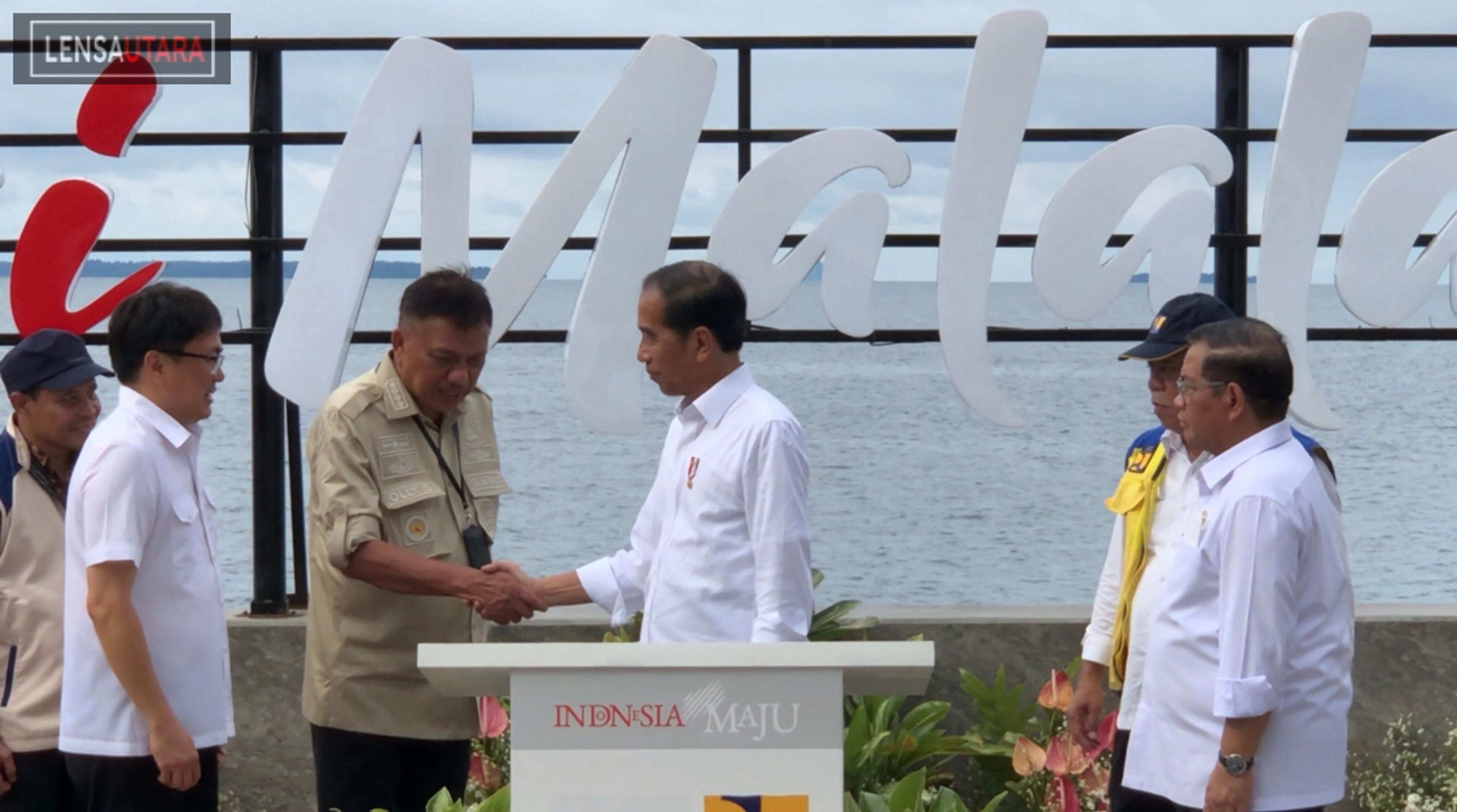 Momen Jokowi Saat Berada di Malalayang Beach Walk Kota Manado.