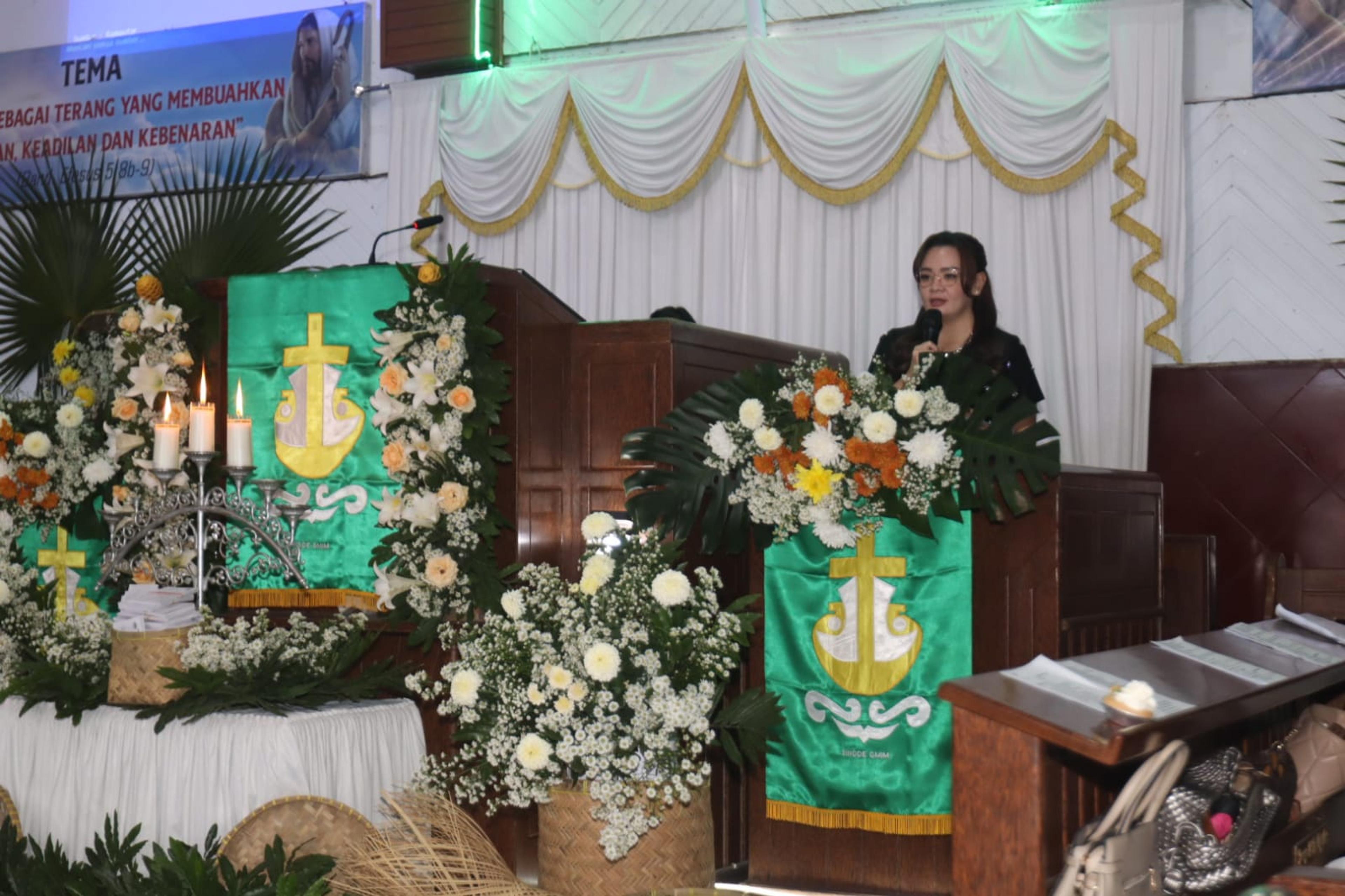 Wakil Wali Kota Tomohon, Sendy Rumajar menghadiri Ibadah Syukur Hari Ulang Tahun ke-80 Jemaat GMIM Bait-Lahim Talete Satu Wilayah Tomohon Sentrum. (Ist)