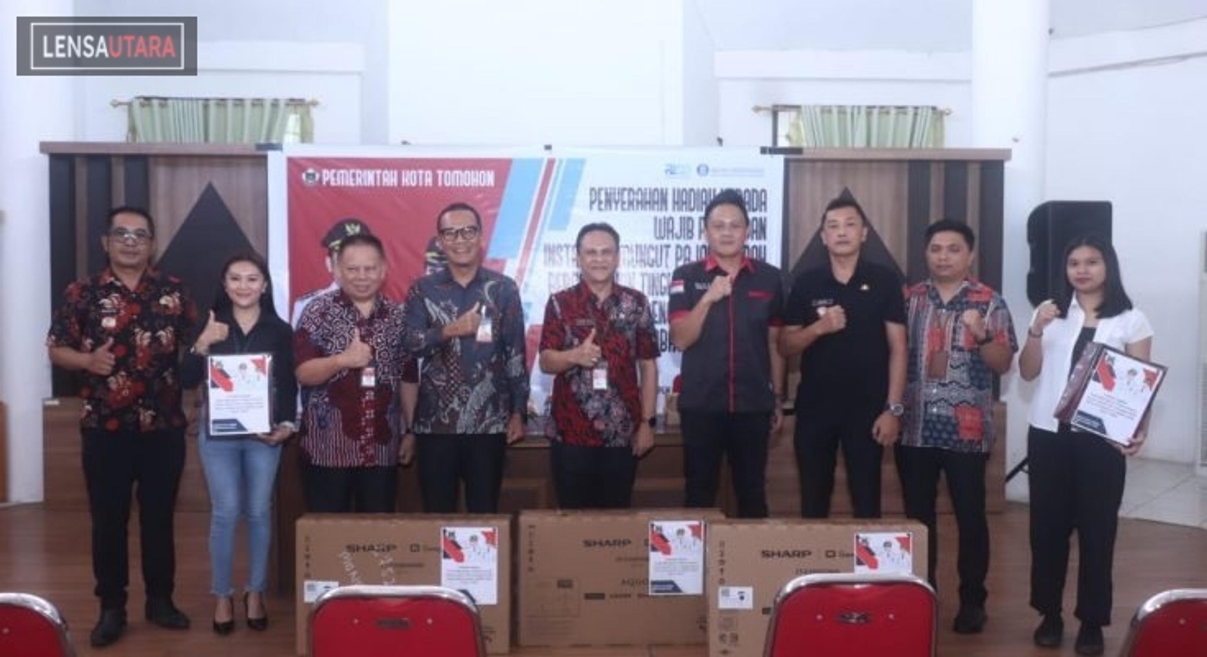 Tiga Instansi dan Dua Wajib Pajak di Tomohon Terima Hadiah Insentif Pajak